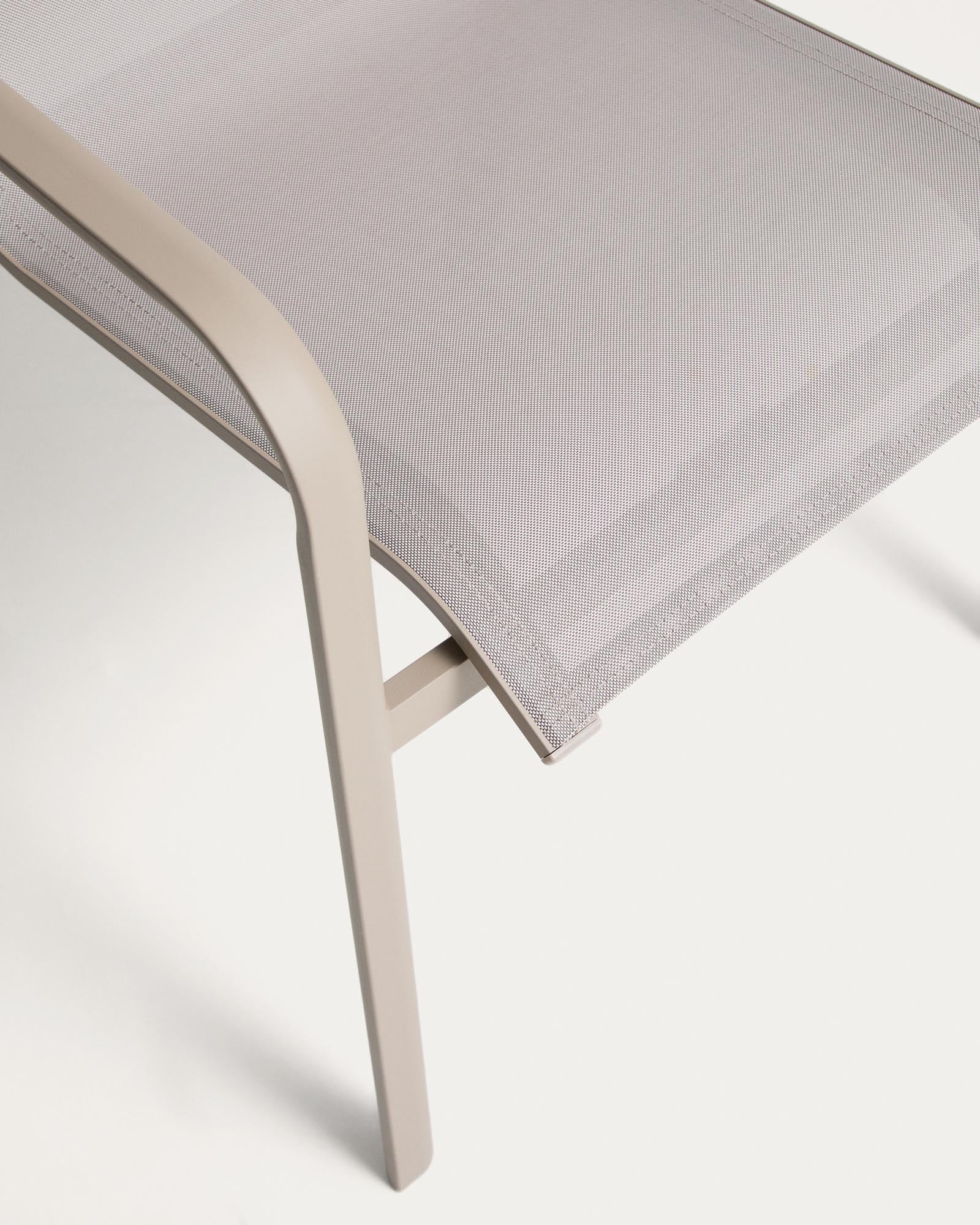 Stapelbarer Outdoor-Stuhl Canea aus beigem Texteline und Aluminium in Taupe in Taupe präsentiert im Onlineshop von KAQTU Design AG. Gartenstuhl mit Armlehnen ist von Kave Home