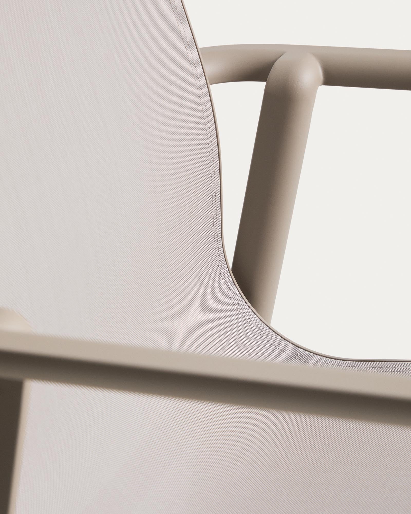 Stapelbarer Outdoor-Stuhl Canea aus beigem Texteline und Aluminium in Taupe in Taupe präsentiert im Onlineshop von KAQTU Design AG. Gartenstuhl mit Armlehnen ist von Kave Home