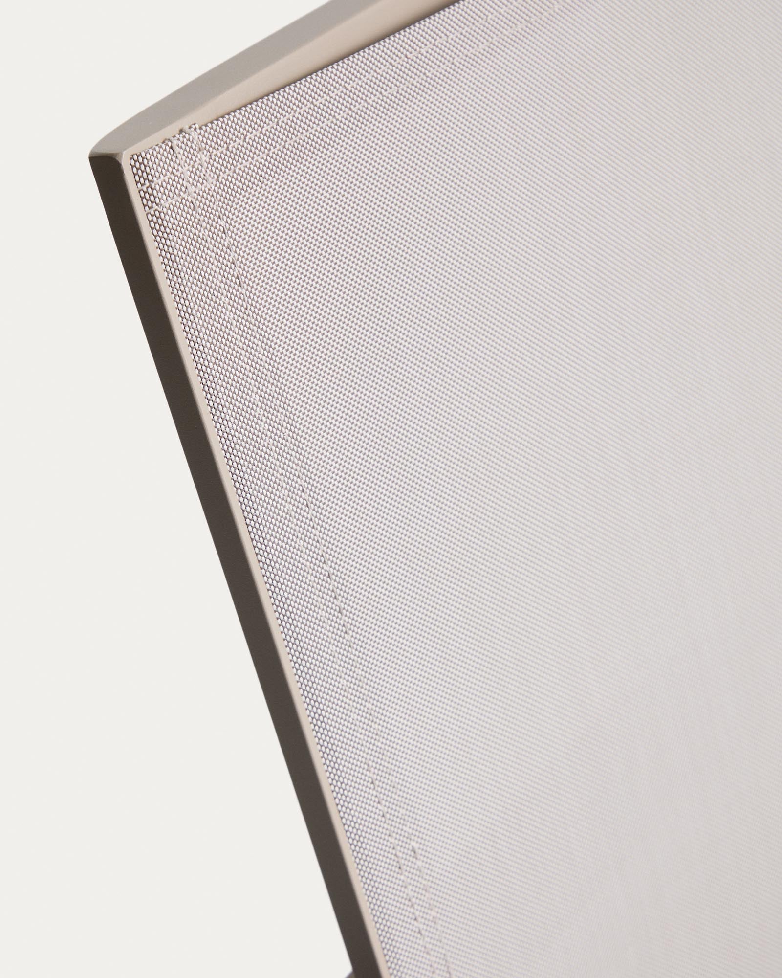 Stapelbarer Outdoor-Stuhl Canea aus beigem Texteline und Aluminium in Taupe in Taupe präsentiert im Onlineshop von KAQTU Design AG. Gartenstuhl mit Armlehnen ist von Kave Home