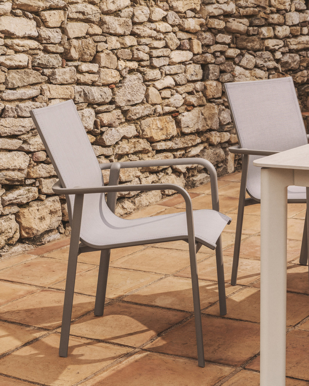 Stapelbarer Outdoor-Stuhl Canea aus beigem Texteline und Aluminium in Taupe in Taupe, Beige, Ecru präsentiert im Onlineshop von KAQTU Design AG. Gartenstuhl mit Armlehnen ist von Kave Home