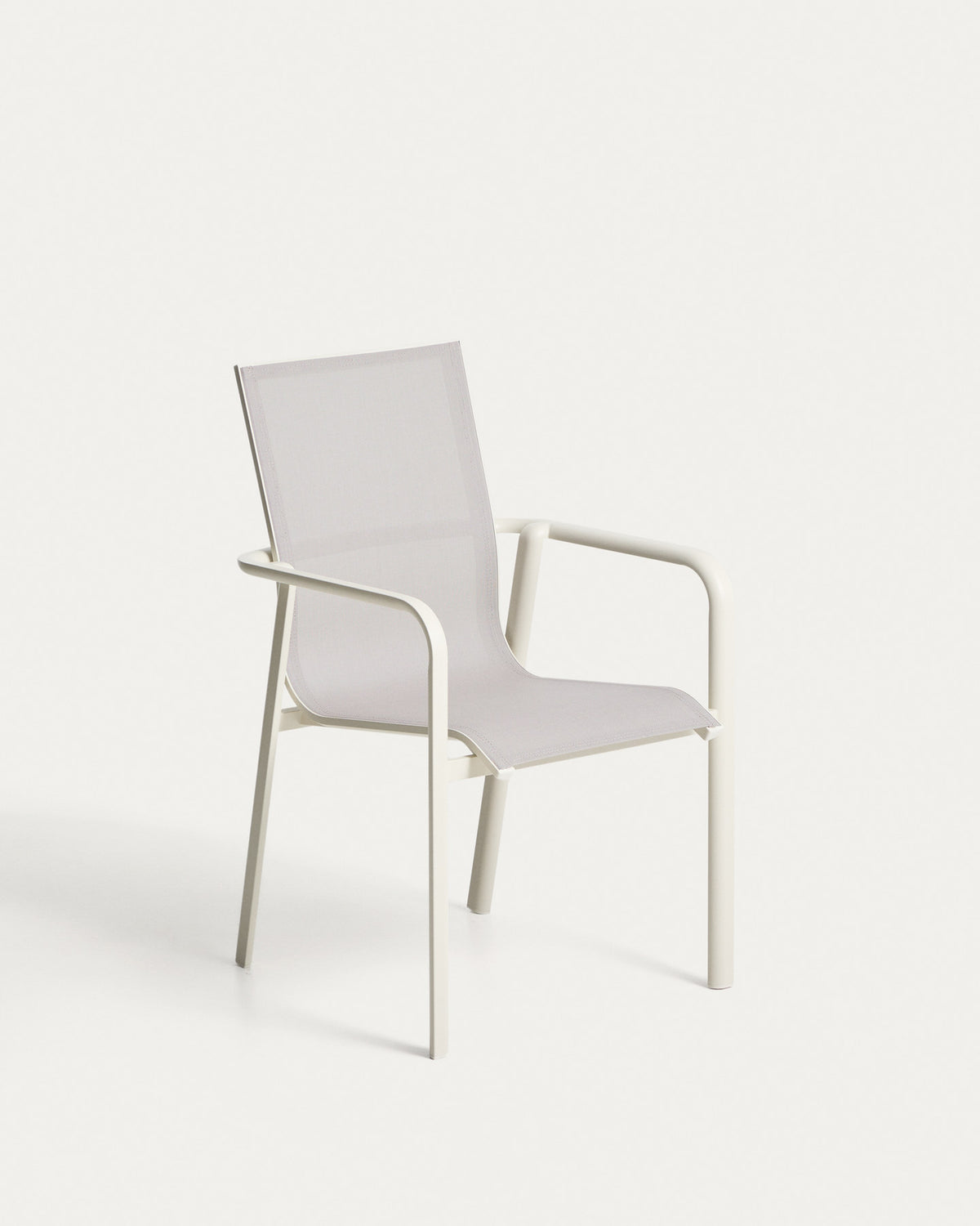 Stapelbarer Outdoor-Stuhl Canea aus beigem Texteline und Aluminium in Ecru in Ecru, Beige, Weiss präsentiert im Onlineshop von KAQTU Design AG. Gartenstuhl mit Armlehnen ist von Kave Home