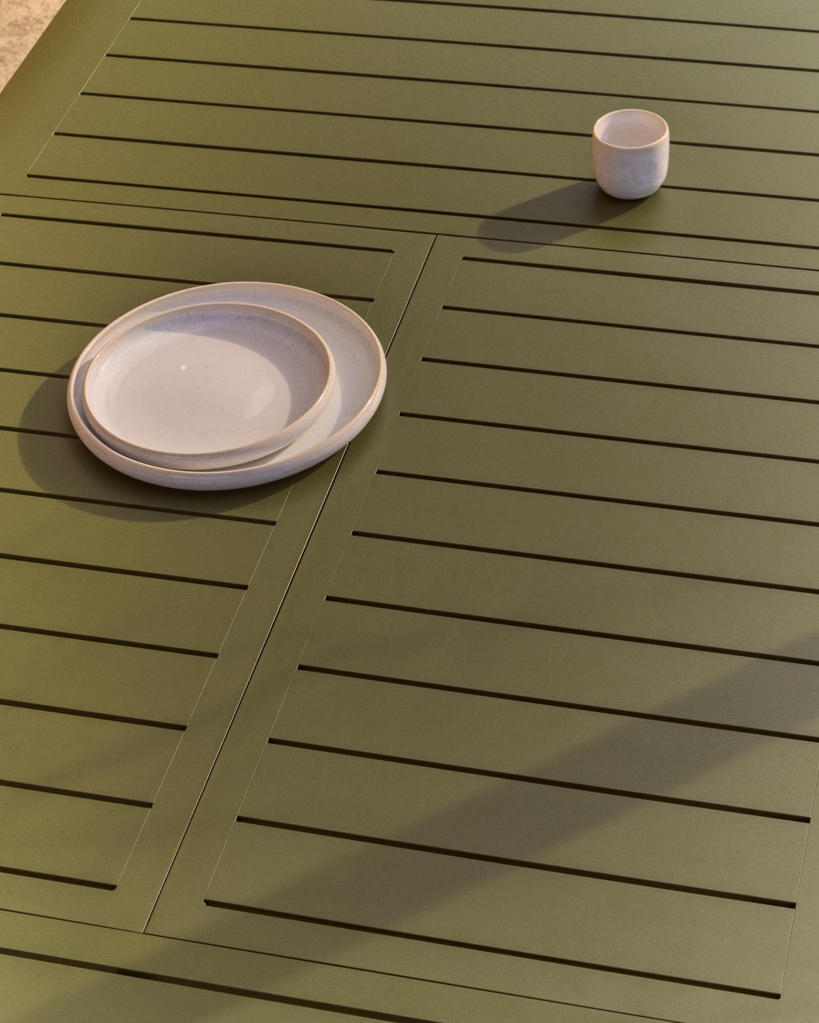 Stylischer, erweiterbarer Aluminiumtisch Brela in frischem Grün, perfekt für gesellige Abende im Freien, Maße 205 (287) x 100 cm.