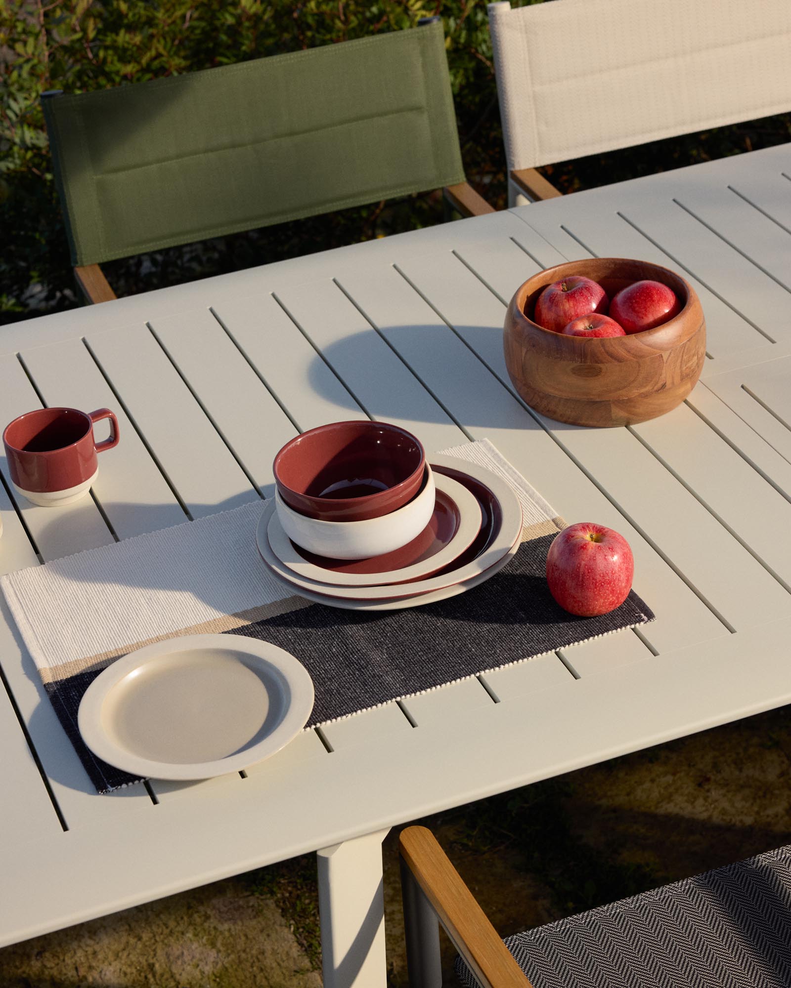 Eleganter Ausziehtisch Brela aus Aluminium in natürlichem Finish, ideal für Gartenpartys, erweiterbar von 205 auf 287 cm.