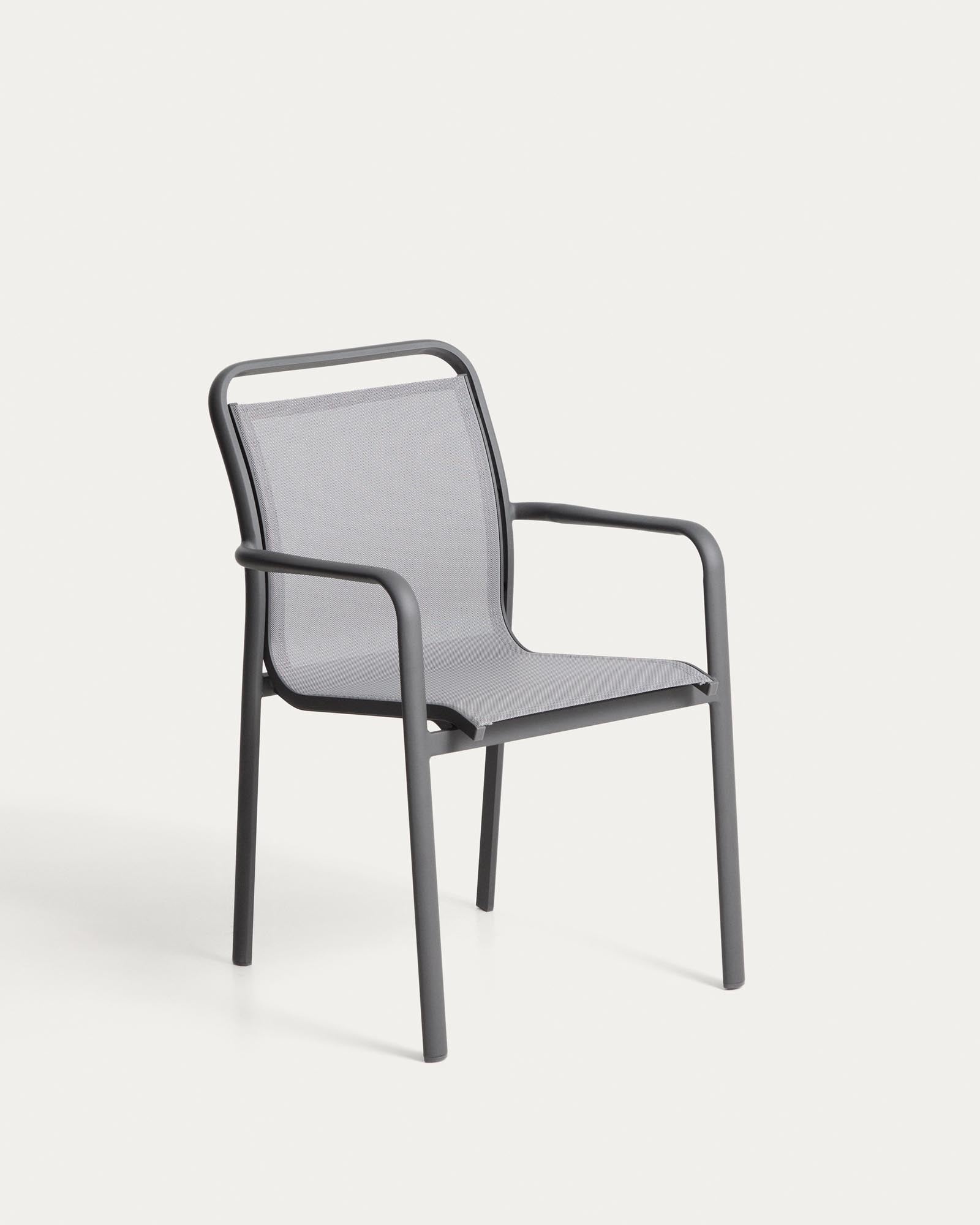 Stapelbarer Outdoor-Stuhl Luri aus Aluminium in Graphit und grauem Texteline in Dunkelgrau präsentiert im Onlineshop von KAQTU Design AG. Gartenstuhl mit Armlehnen ist von Kave Home