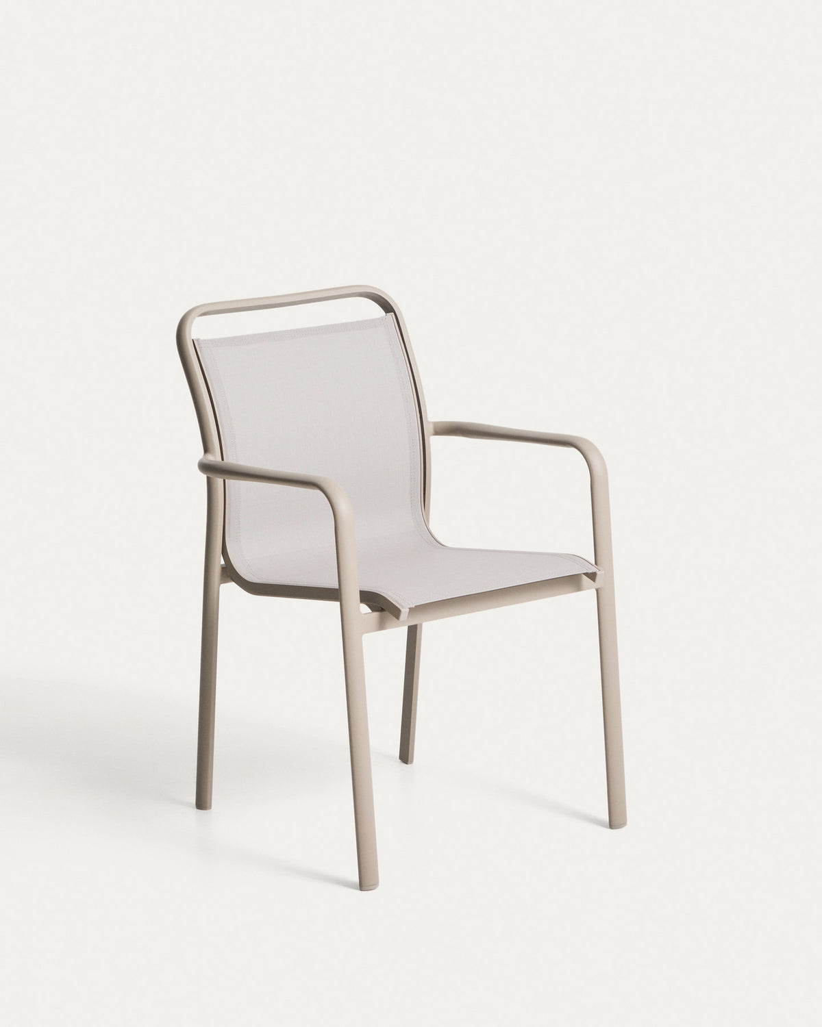 Stapelbarer Outdoor-Stuhl Luri aus Aluminium in Taupe und beigem Texteline in Taupe, Beige, Ecru präsentiert im Onlineshop von KAQTU Design AG. Gartenstuhl mit Armlehnen ist von Kave Home