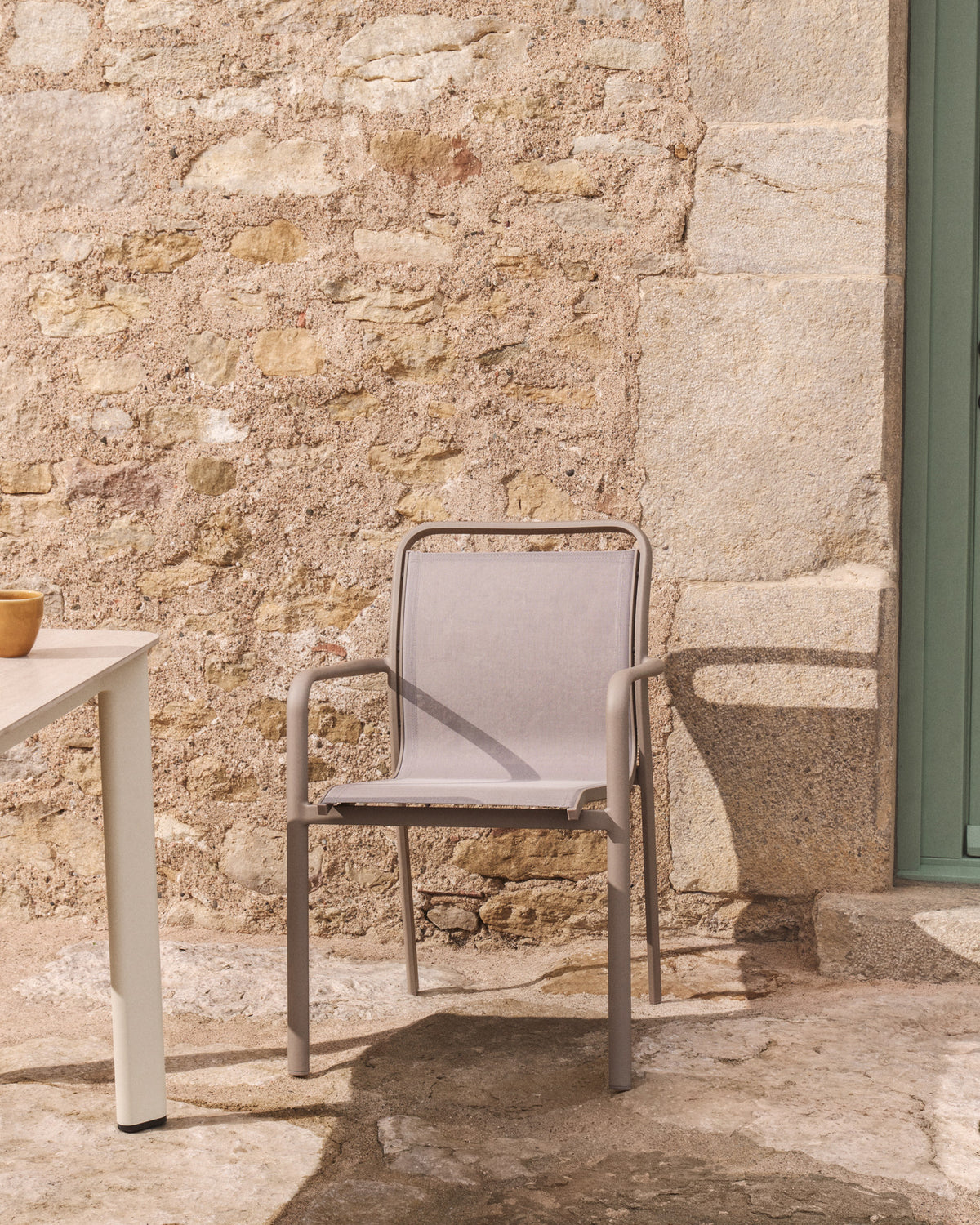 Stapelbarer Outdoor-Stuhl Luri aus Aluminium in Taupe und beigem Texteline in Taupe, Beige, Ecru präsentiert im Onlineshop von KAQTU Design AG. Gartenstuhl mit Armlehnen ist von Kave Home