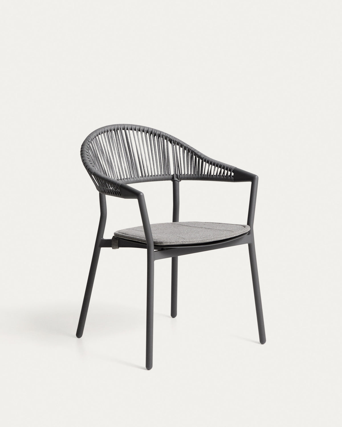 Stapelbarer Outdoor-Stuhl Alimia aus Aluminium in Graphit und grauem Synthetikseil in Graphit, Grau präsentiert im Onlineshop von KAQTU Design AG. Gartenstuhl ist von Kave Home