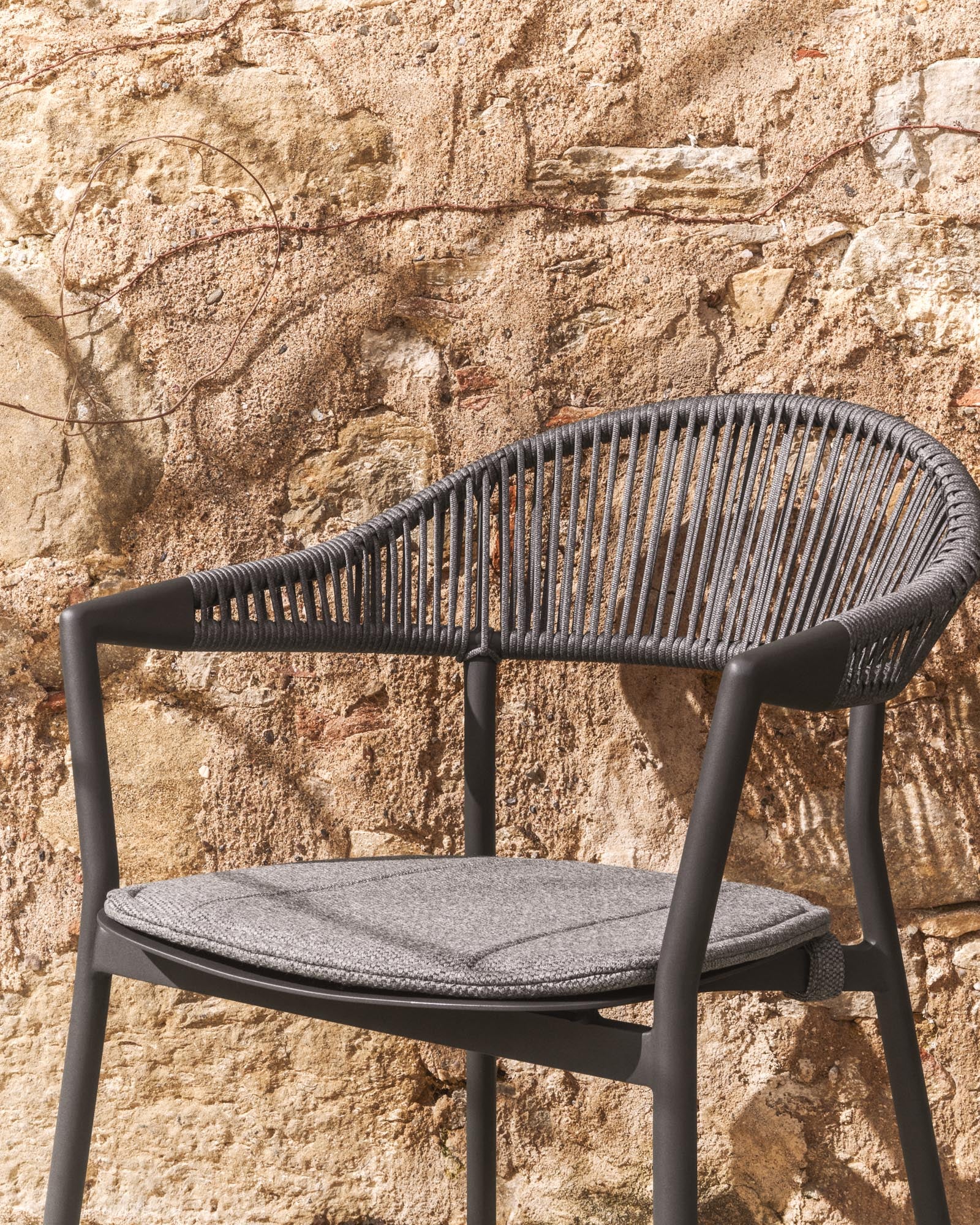 Stapelbarer Outdoor-Stuhl Alimia aus Aluminium in Graphit und grauem Synthetikseil in Dunkelgrau präsentiert im Onlineshop von KAQTU Design AG. Gartenstuhl ist von Kave Home