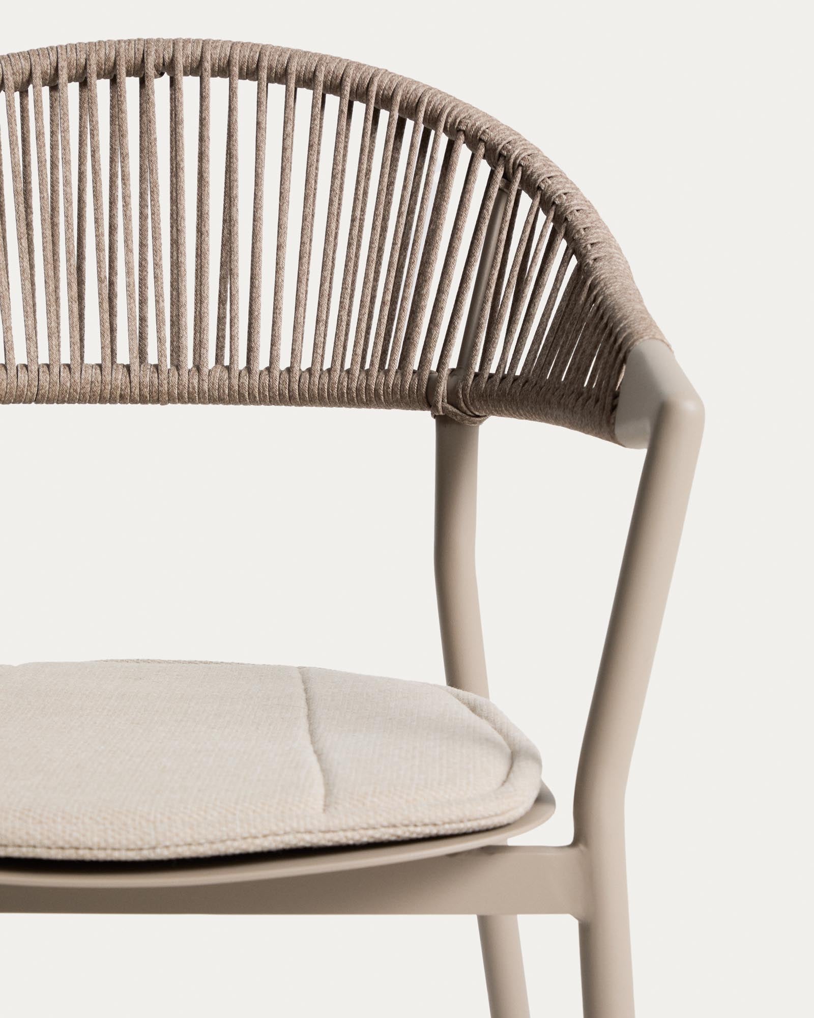 Eleganter stapelbarer Gartenstuhl Alimia aus robustem Aluminium in Taupe, kombiniert mit stilvollem braunem Synthetikseil für Outdoor-Bereiche.