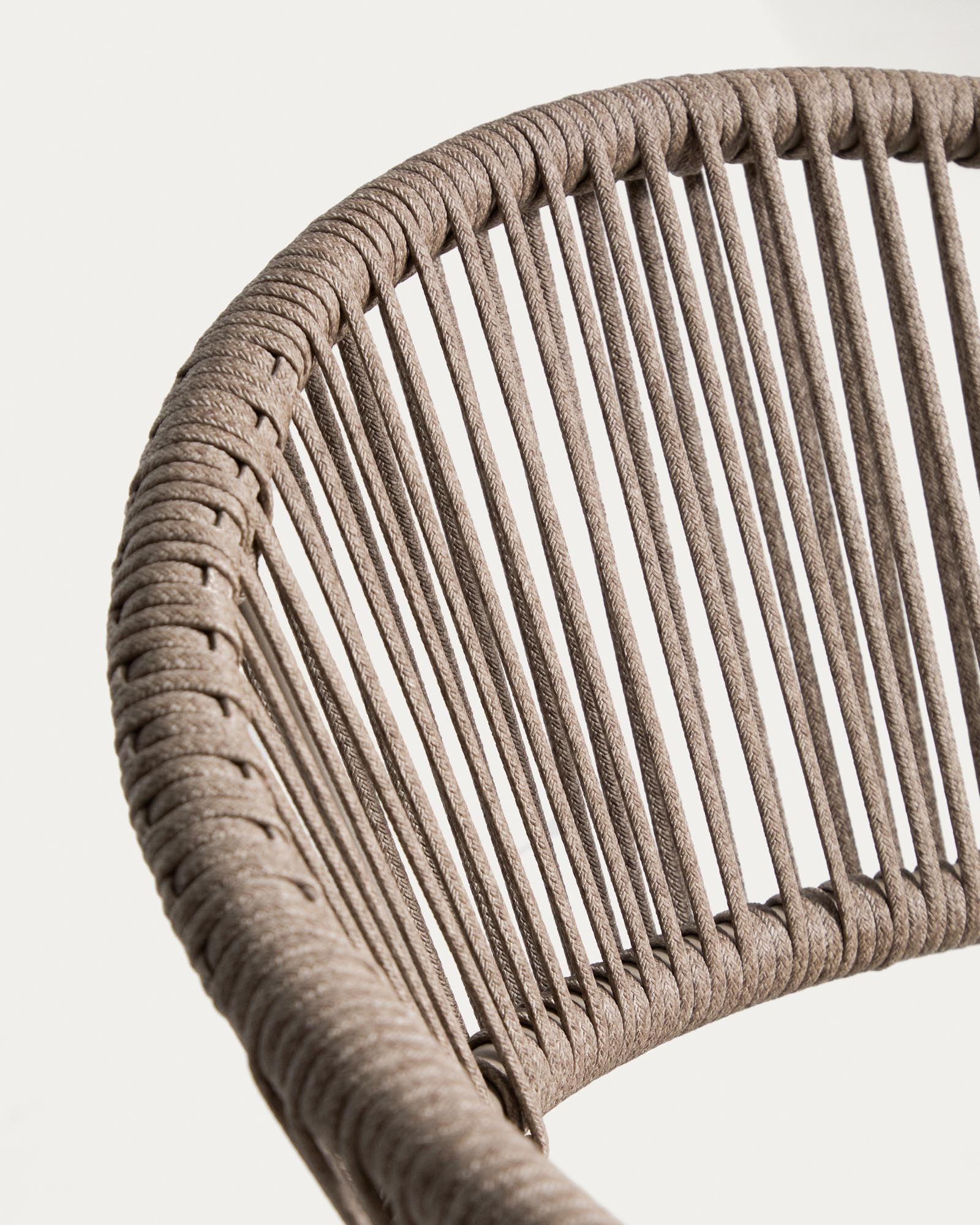 Stapelbarer Outdoor-Stuhl Alimia in Taupe mit braunem Synthetikseil, ideal für Garten und Terrasse, vereint Komfort und modernes Design.