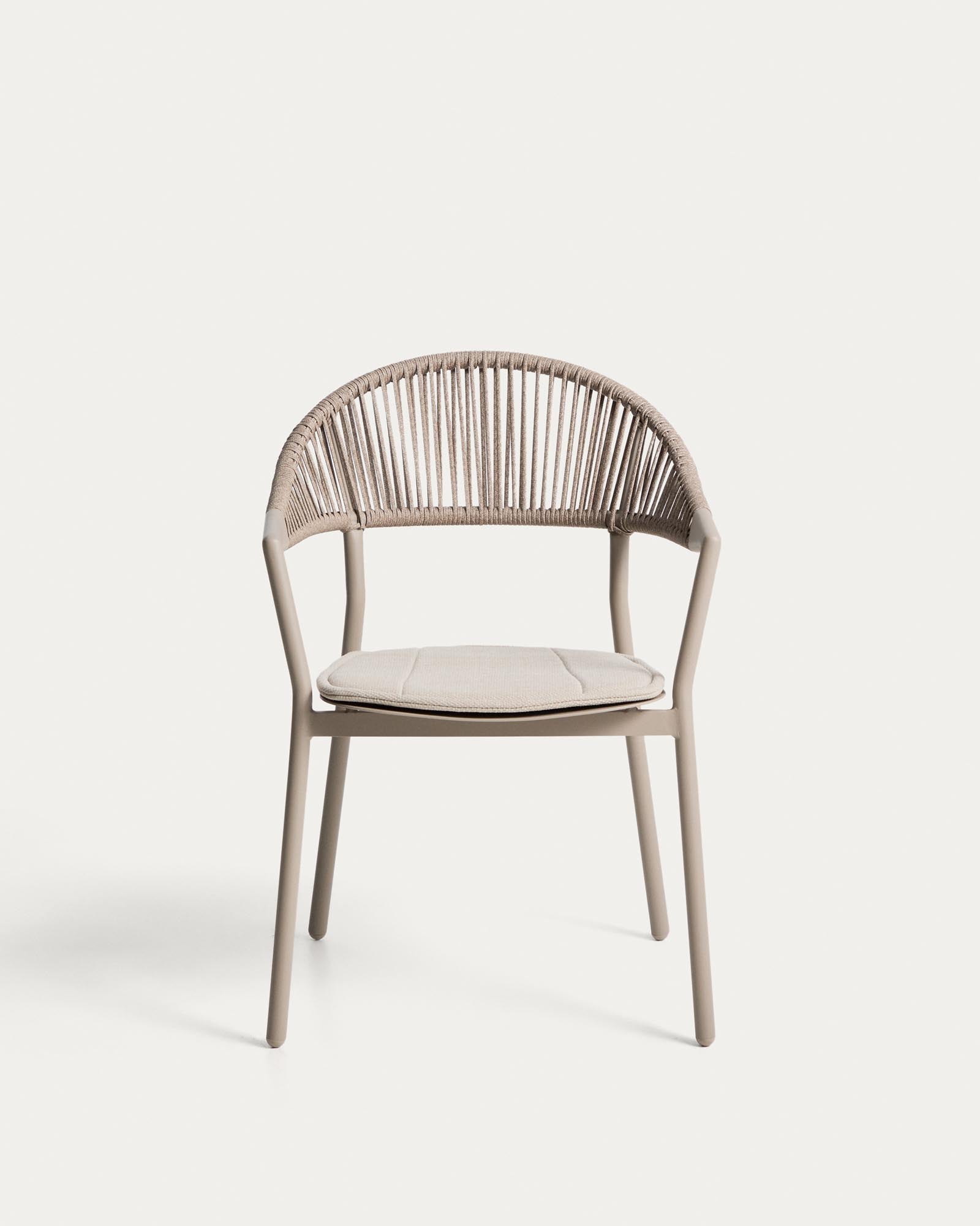 Stapelbarer Outdoor-Stuhl Alimia in Taupe mit braunem Synthetikseil, ideal für Garten und Terrasse, vereint Komfort und modernes Design.