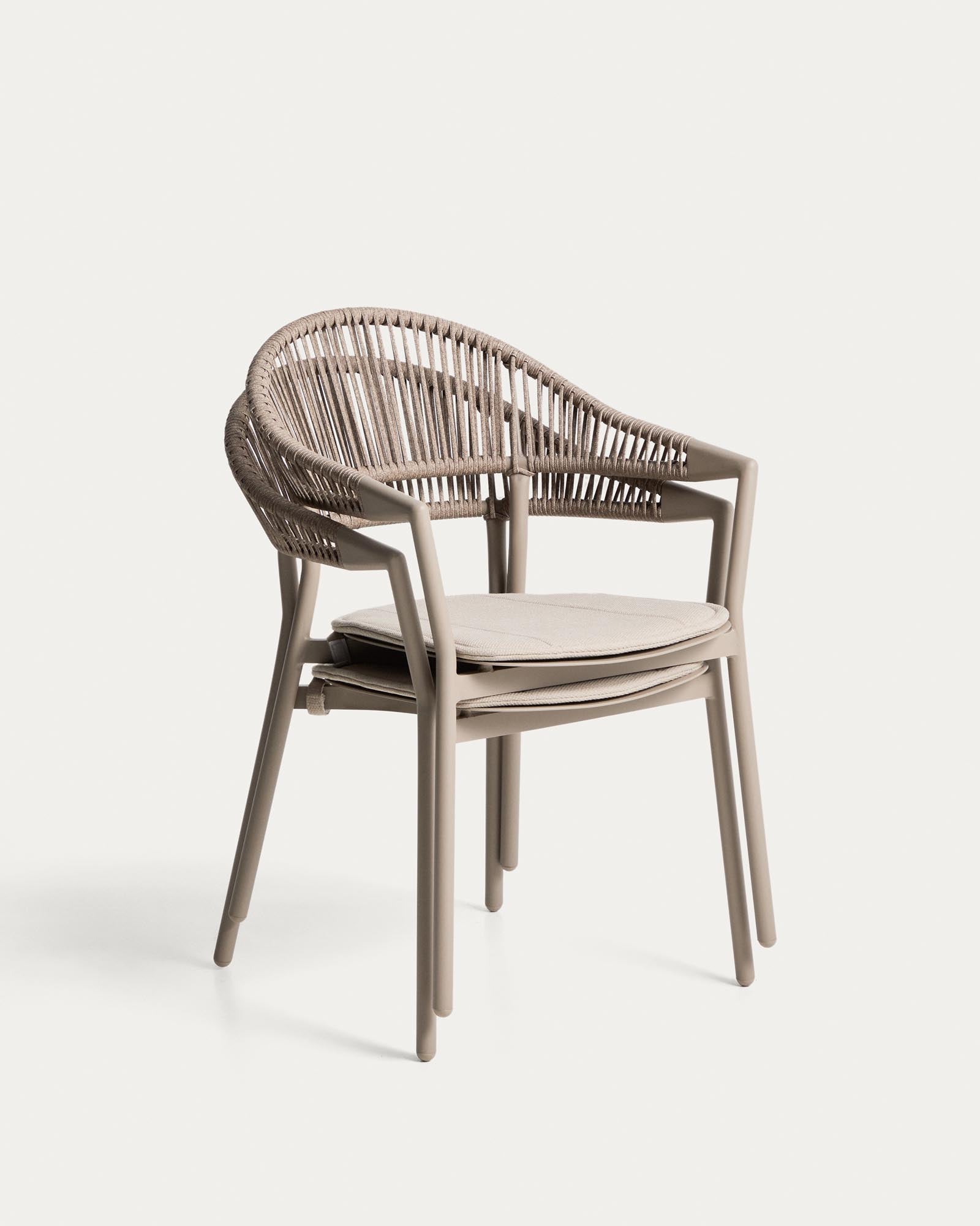 Stapelbarer Outdoor-Stuhl Alimia in Taupe mit braunem Synthetikseil, ideal für Garten und Terrasse, vereint Komfort und modernes Design.