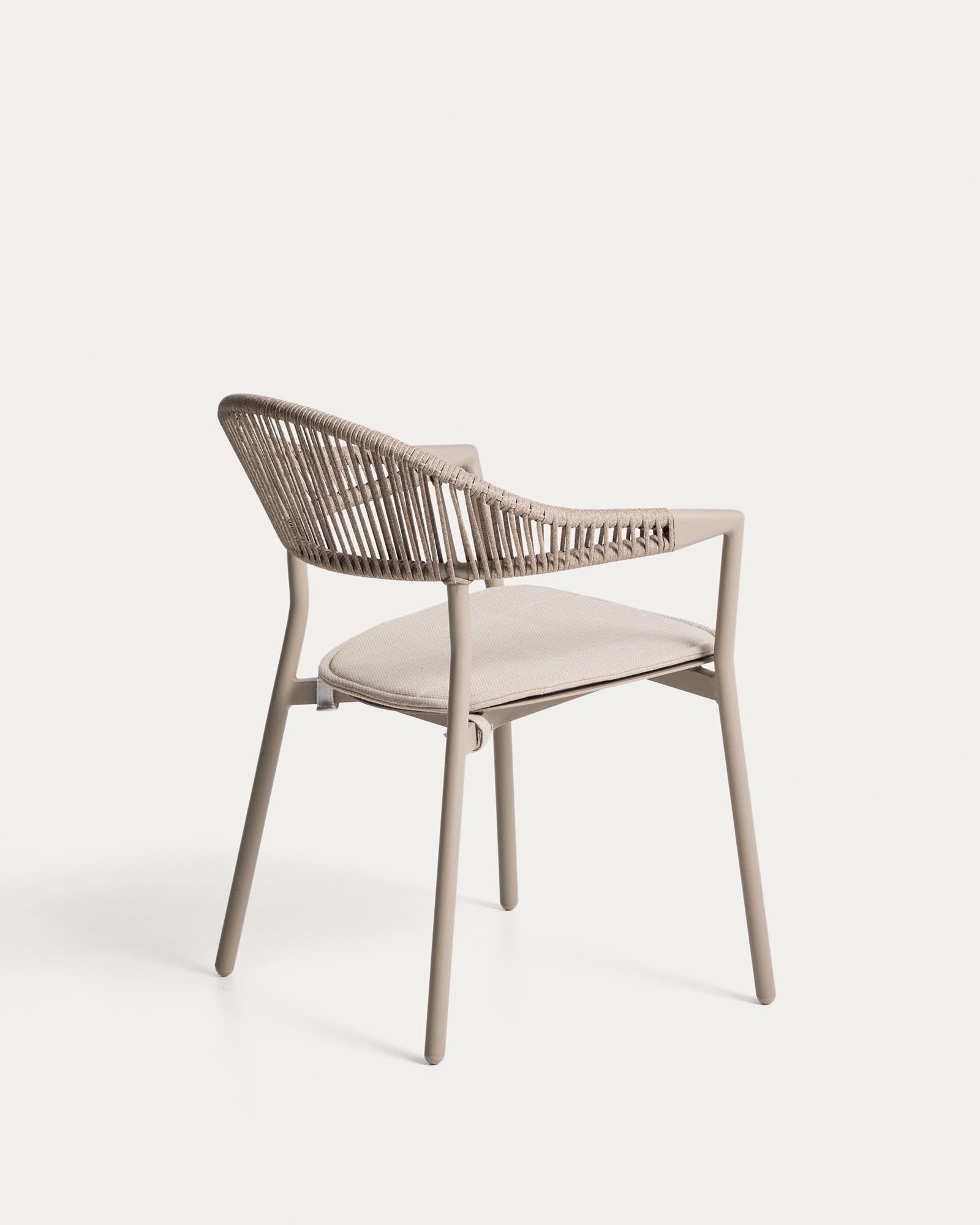 Stapelbarer Outdoor-Stuhl Alimia in Taupe mit braunem Synthetikseil, ideal für Garten und Terrasse, vereint Komfort und modernes Design.