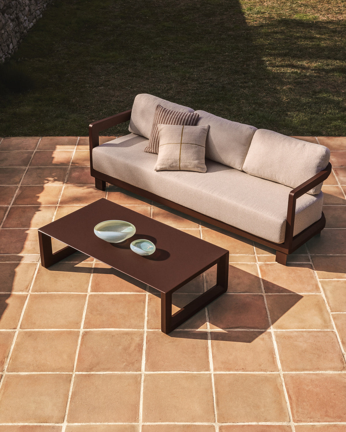 Set Nerano mit 3-Sitzer Sofa und Couchtisch aus Aluminium in Braun in Braun, Hellbraun, Beige präsentiert im Onlineshop von KAQTU Design AG. Loungeset ist von Kave Home