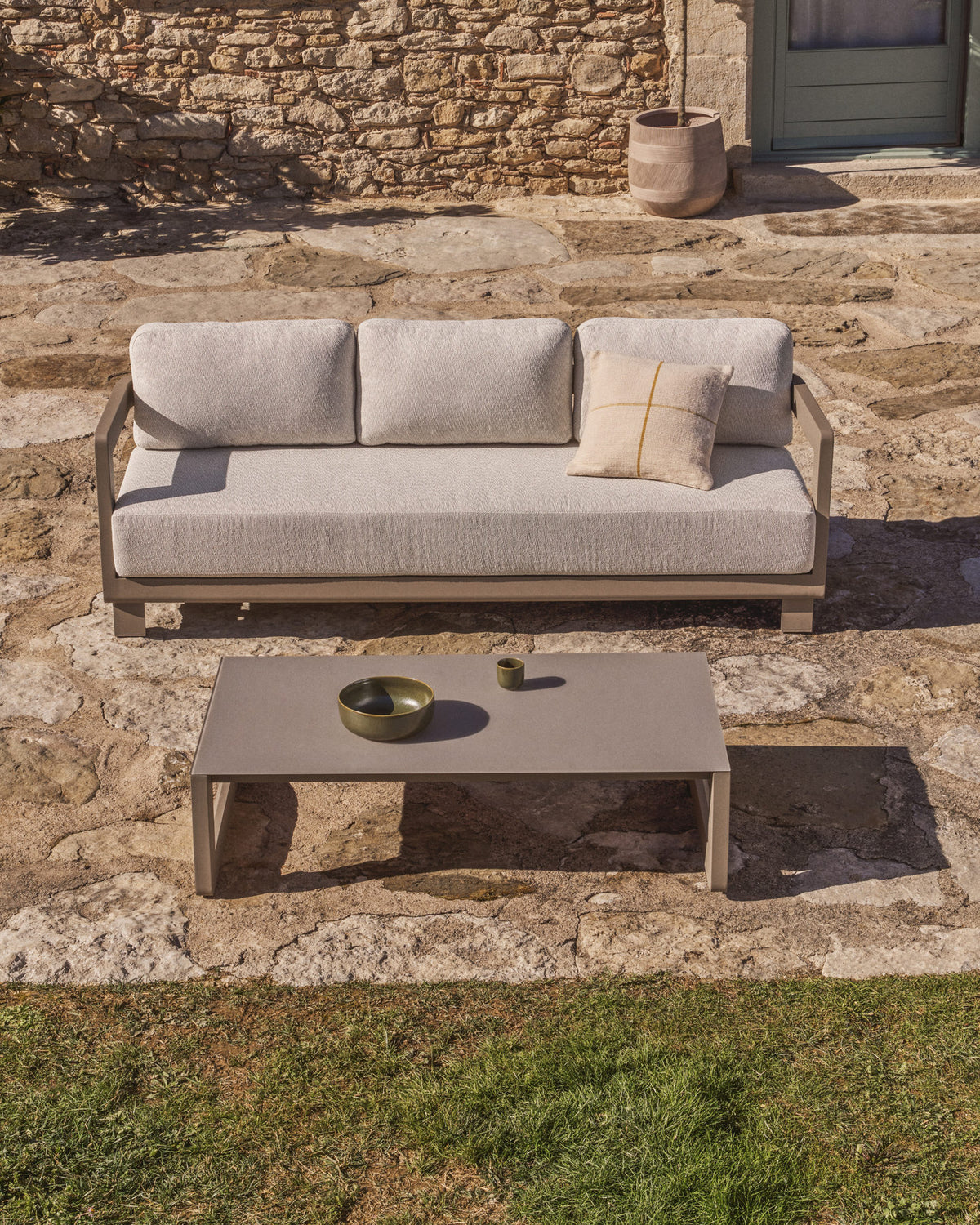Set Nerano mit 3-Sitzer Sofa und Couchtisch aus Aluminium in Taupe in Taupe, Beige, Ecru präsentiert im Onlineshop von KAQTU Design AG. Loungeset ist von Kave Home
