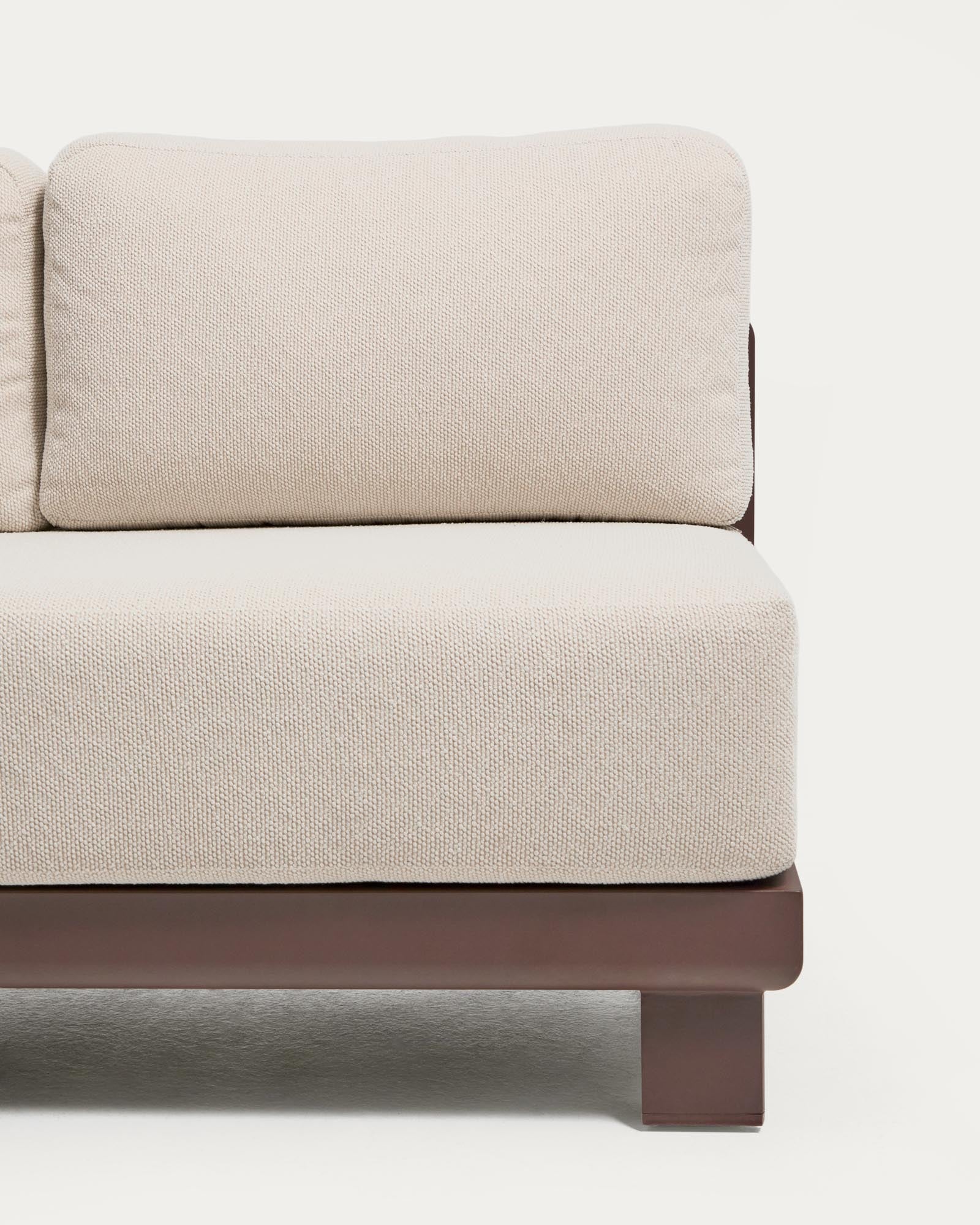 3-Sitzer-Sofa Nerano aus Aluminium in Braun, 208 cm in Braun präsentiert im Onlineshop von KAQTU Design AG. Lounge Sofa ist von Kave Home