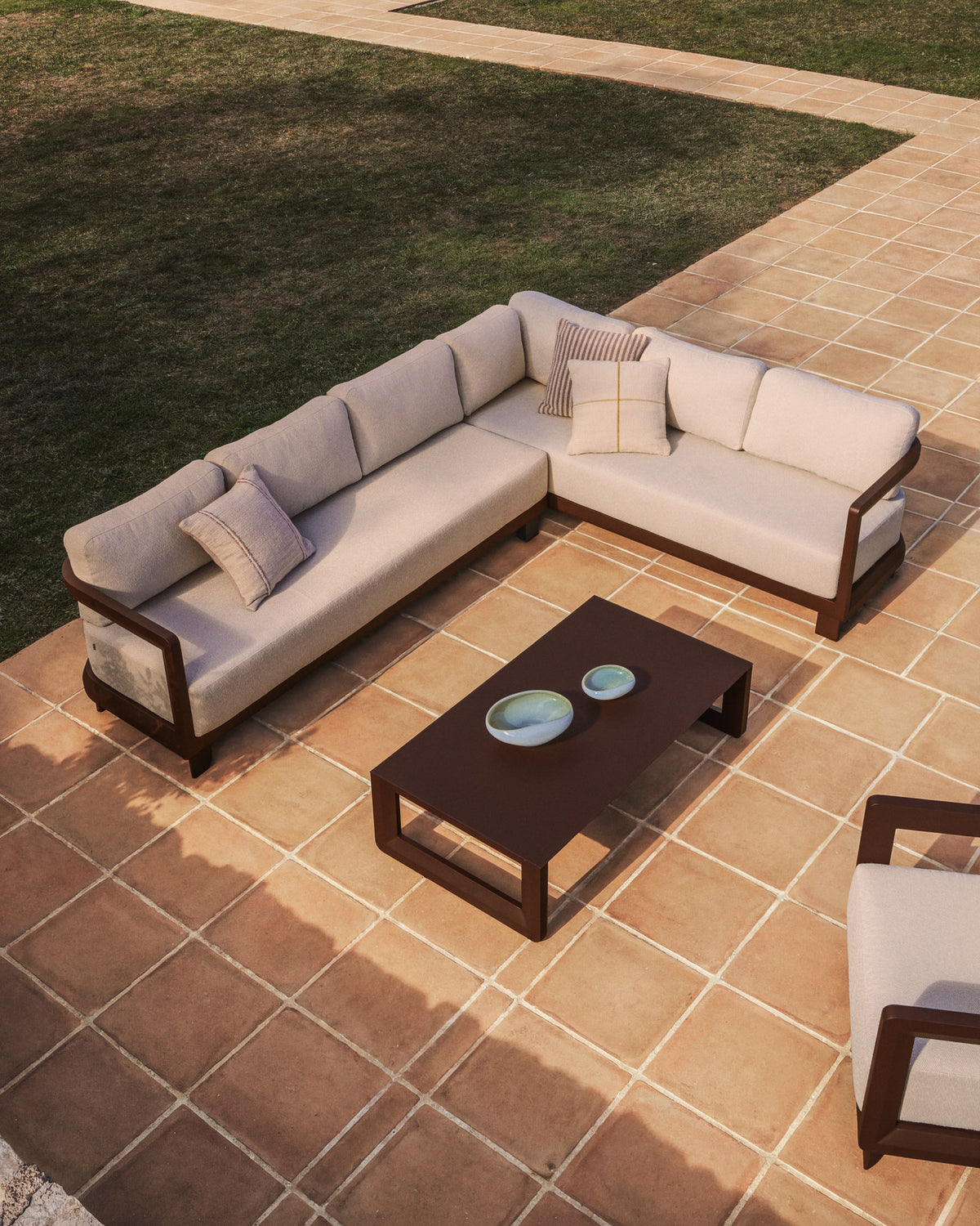 3-Sitzer-Sofa Nerano aus Aluminium in Braun, 208 cm in Braun, Hellbraun, Beige präsentiert im Onlineshop von KAQTU Design AG. Lounge Sofa ist von Kave Home
