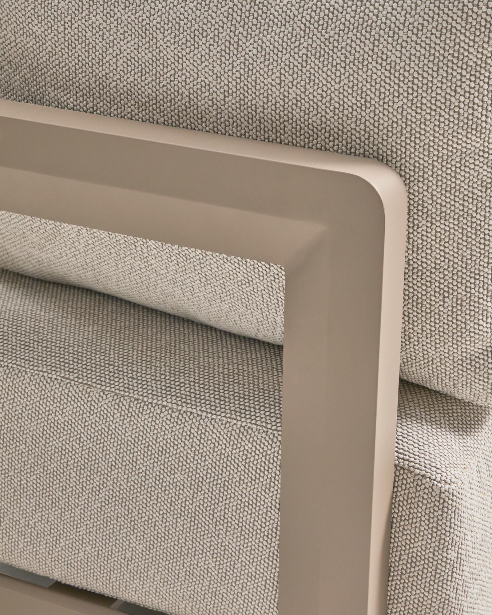 Elegantes 3-Sitzer-Sofa Nerano in Taupe, gefertigt aus robustem Aluminium, ideal für stilvolle Entspannung drinnen und draußen.