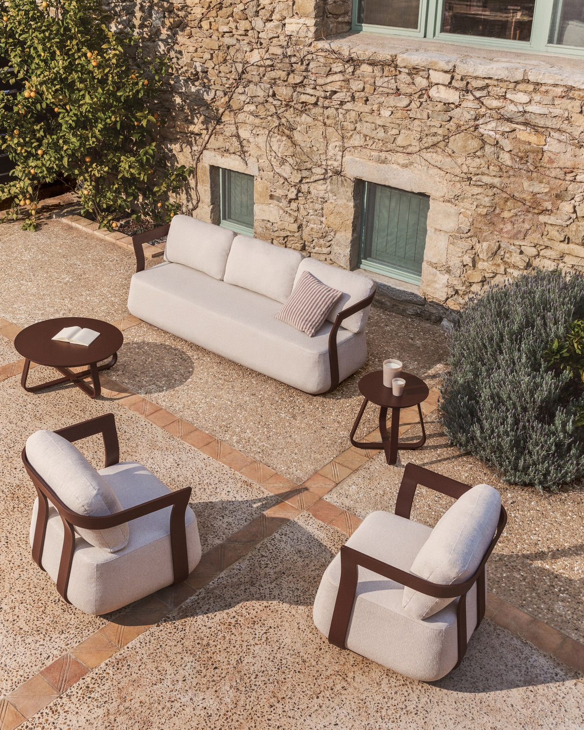 3-Sitzer Sofa Tamaris aus Aluminium in Braun, 217 cm in Braun, Hellbraun, Beige präsentiert im Onlineshop von KAQTU Design AG. Lounge Sofa ist von Kave Home