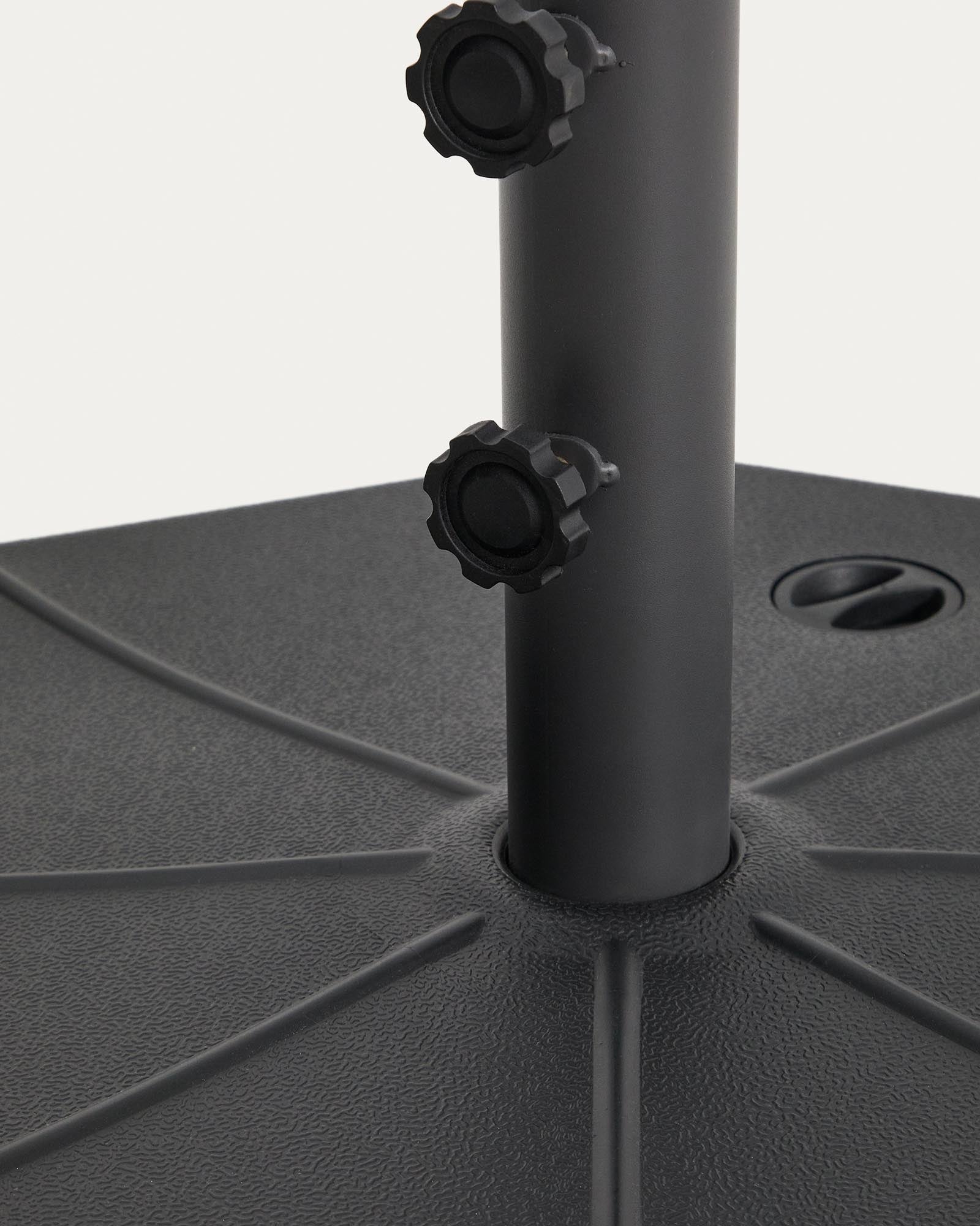 Kunststoffständer Aimar für Sonnenschirme mit Mittelstange, Ø 60 cm in Schwarz präsentiert im Onlineshop von KAQTU Design AG. Sonnenschirm Sockel ist von Kave Home