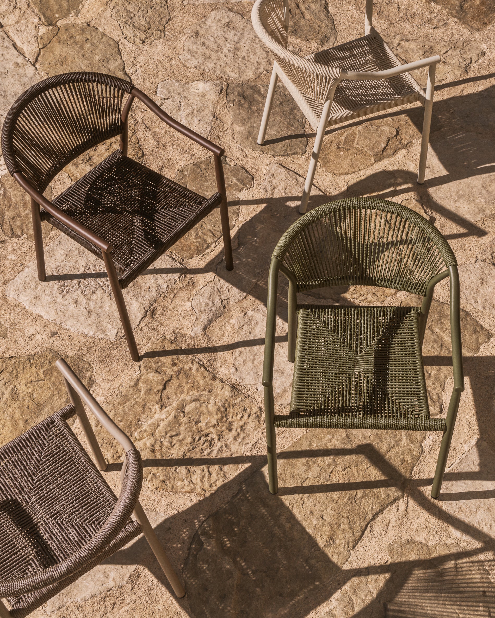 Stapelbarer Outdoor-Stuhl Livadia aus Aluminium in Grün in Grün präsentiert im Onlineshop von KAQTU Design AG. Gartenstuhl ist von Kave Home