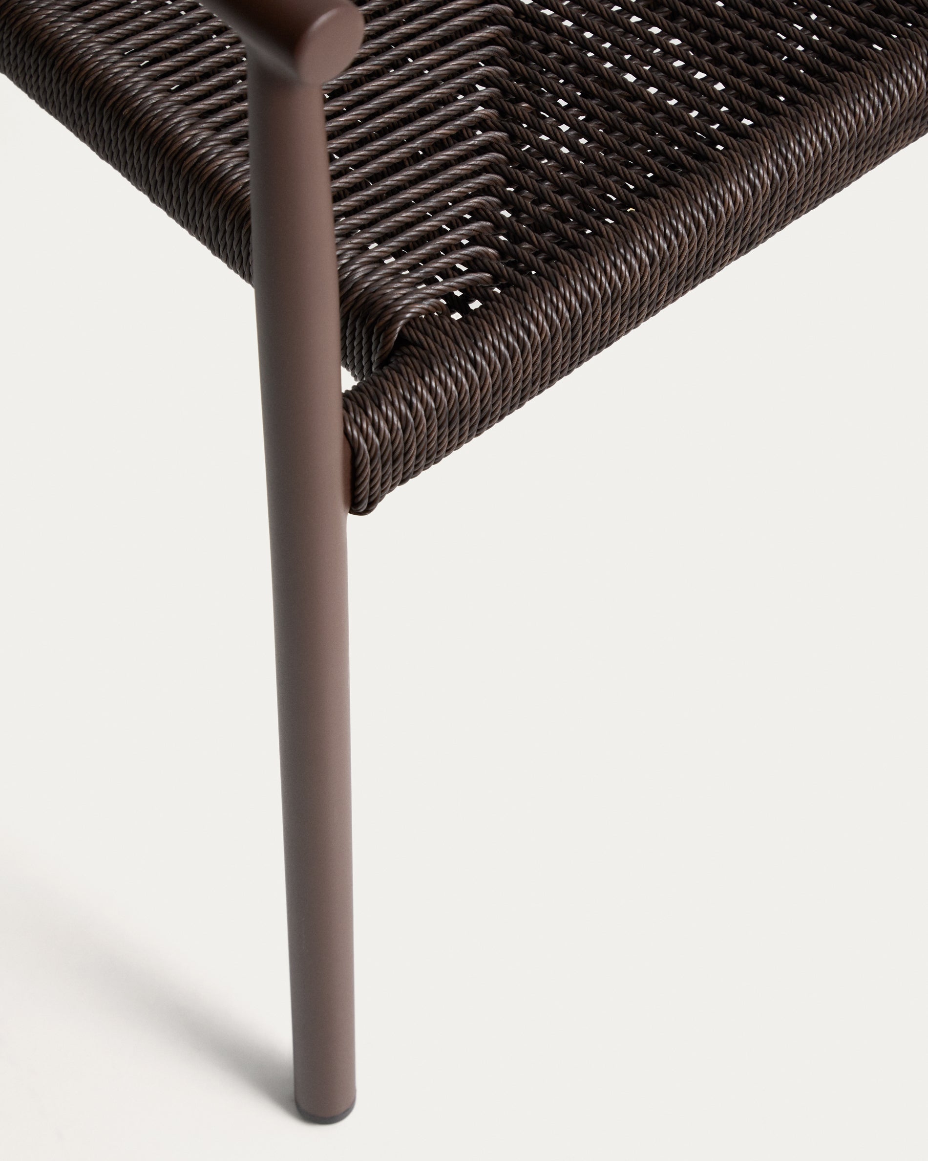 Stapelbarer Outdoor-Stuhl Livadia aus Aluminium in Braun in Braun präsentiert im Onlineshop von KAQTU Design AG. Gartenstuhl ist von Kave Home