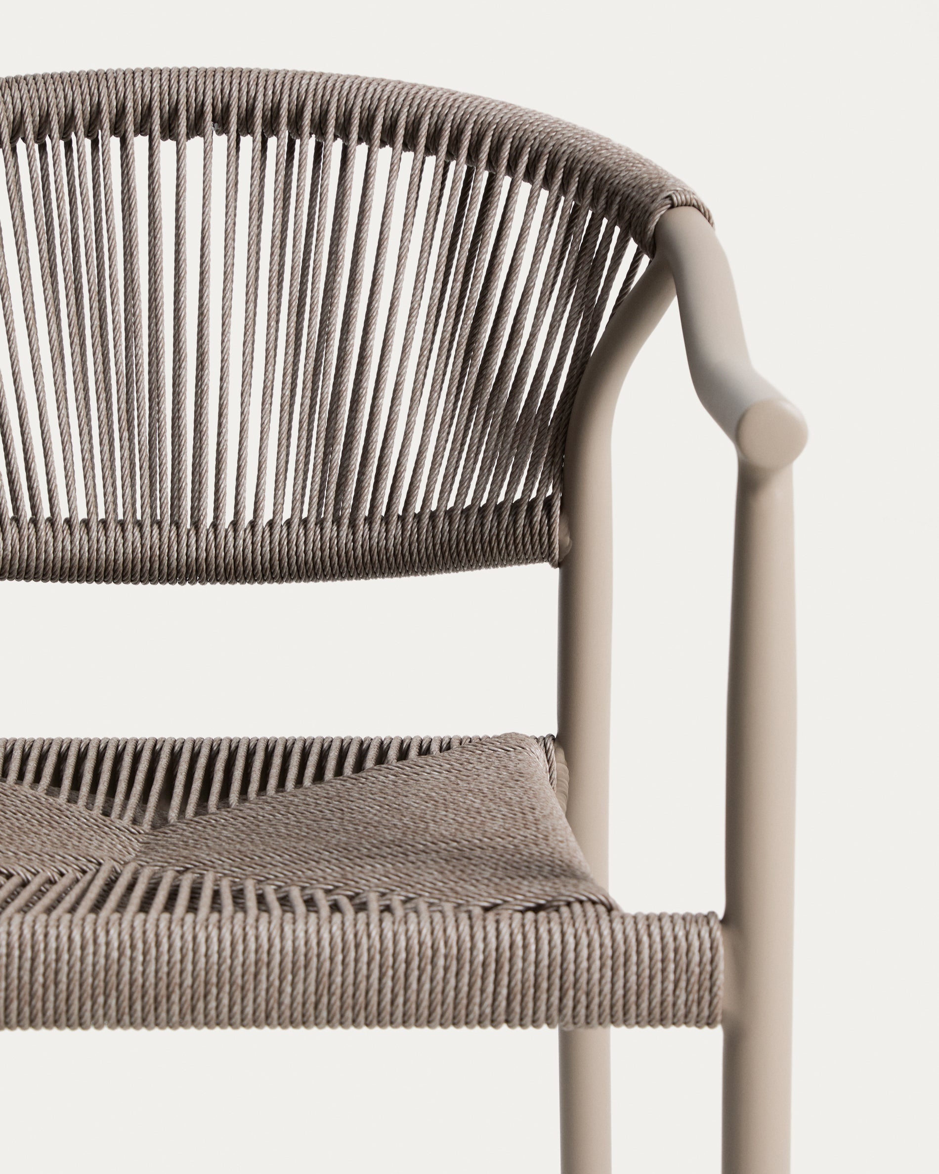 Stapelbarer Outdoor-Stuhl Livadia aus Aluminium in Taupe in Taupe präsentiert im Onlineshop von KAQTU Design AG. Gartenstuhl ist von Kave Home