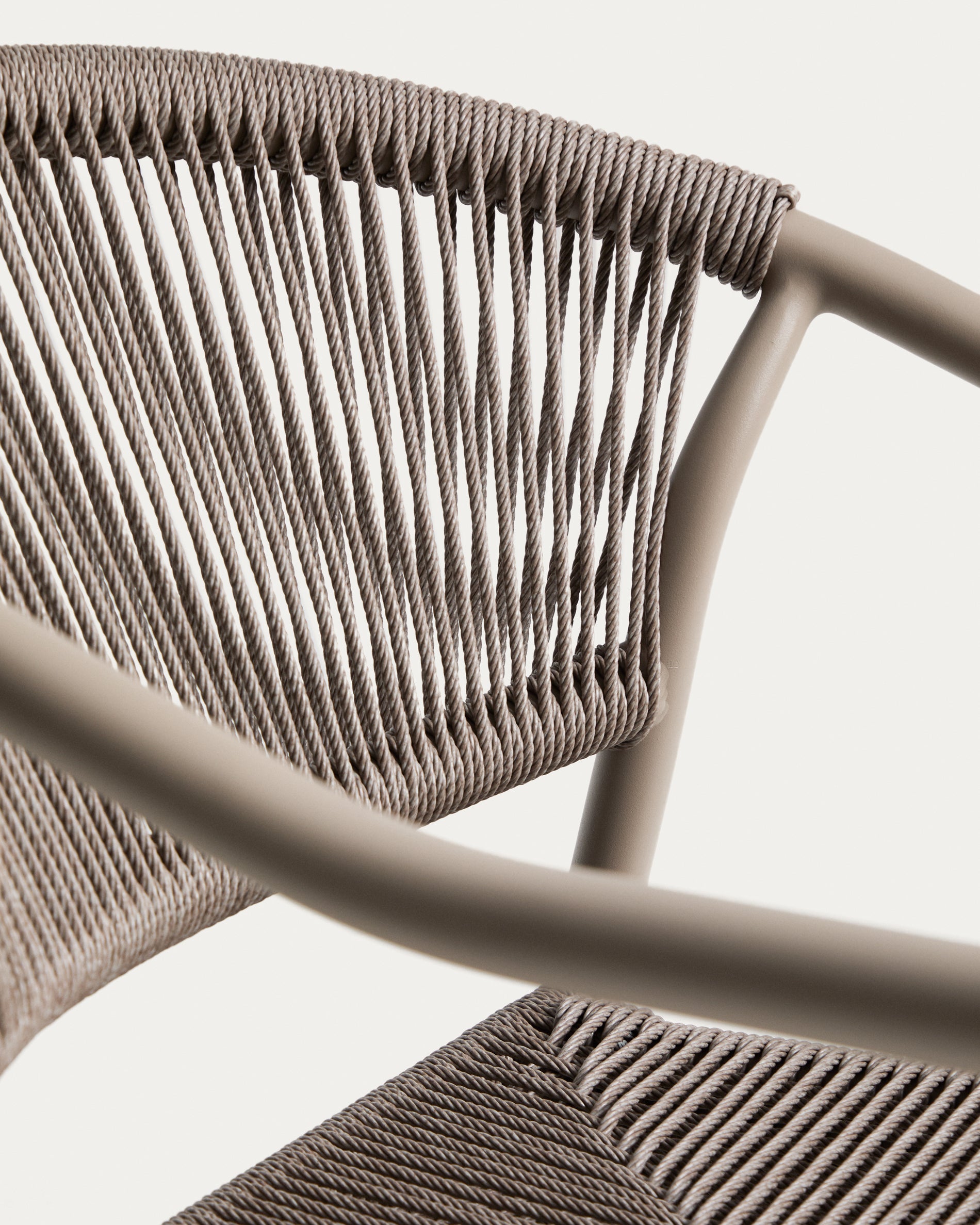 Stapelbarer Outdoor-Stuhl Livadia aus Aluminium in Taupe in Taupe präsentiert im Onlineshop von KAQTU Design AG. Gartenstuhl ist von Kave Home