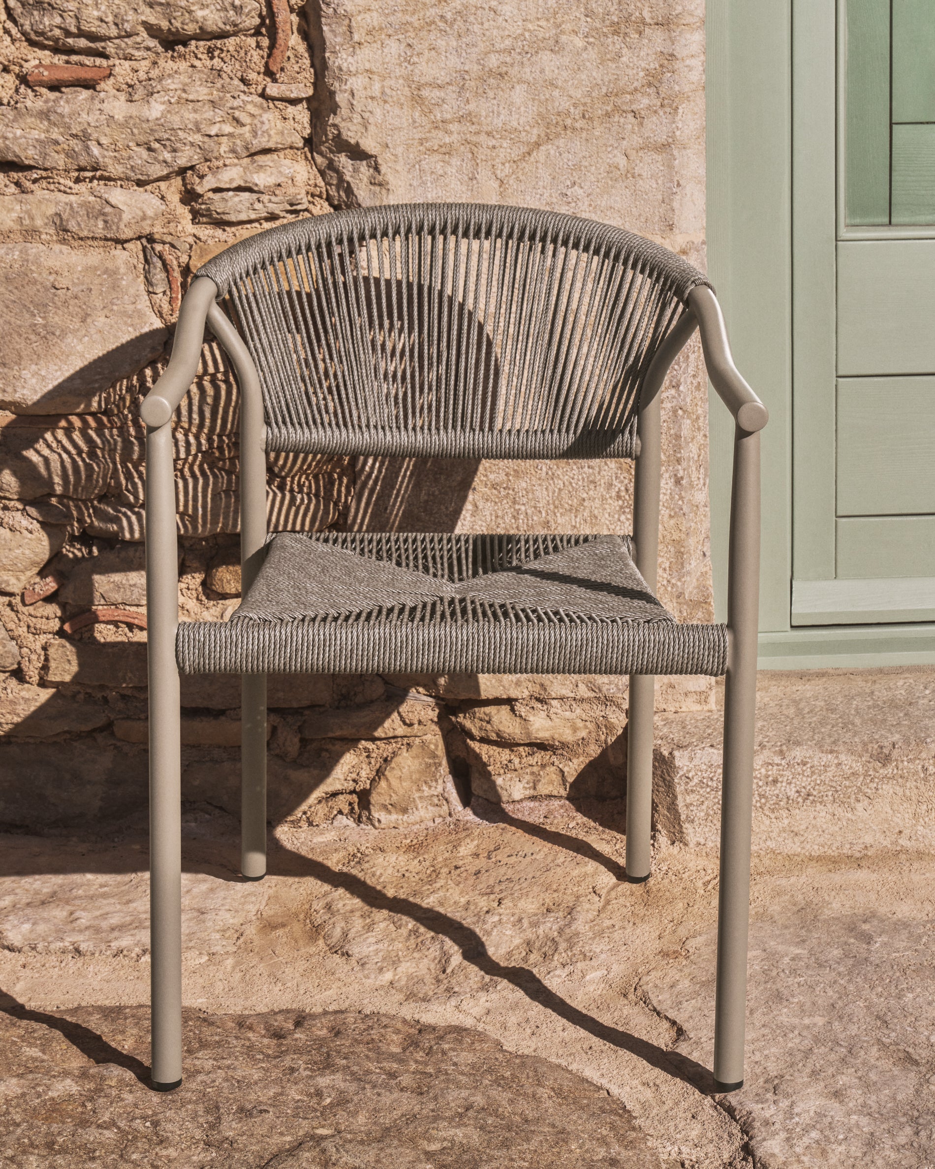 Stapelbarer Outdoor-Stuhl Livadia aus Aluminium in Taupe in Taupe präsentiert im Onlineshop von KAQTU Design AG. Gartenstuhl ist von Kave Home