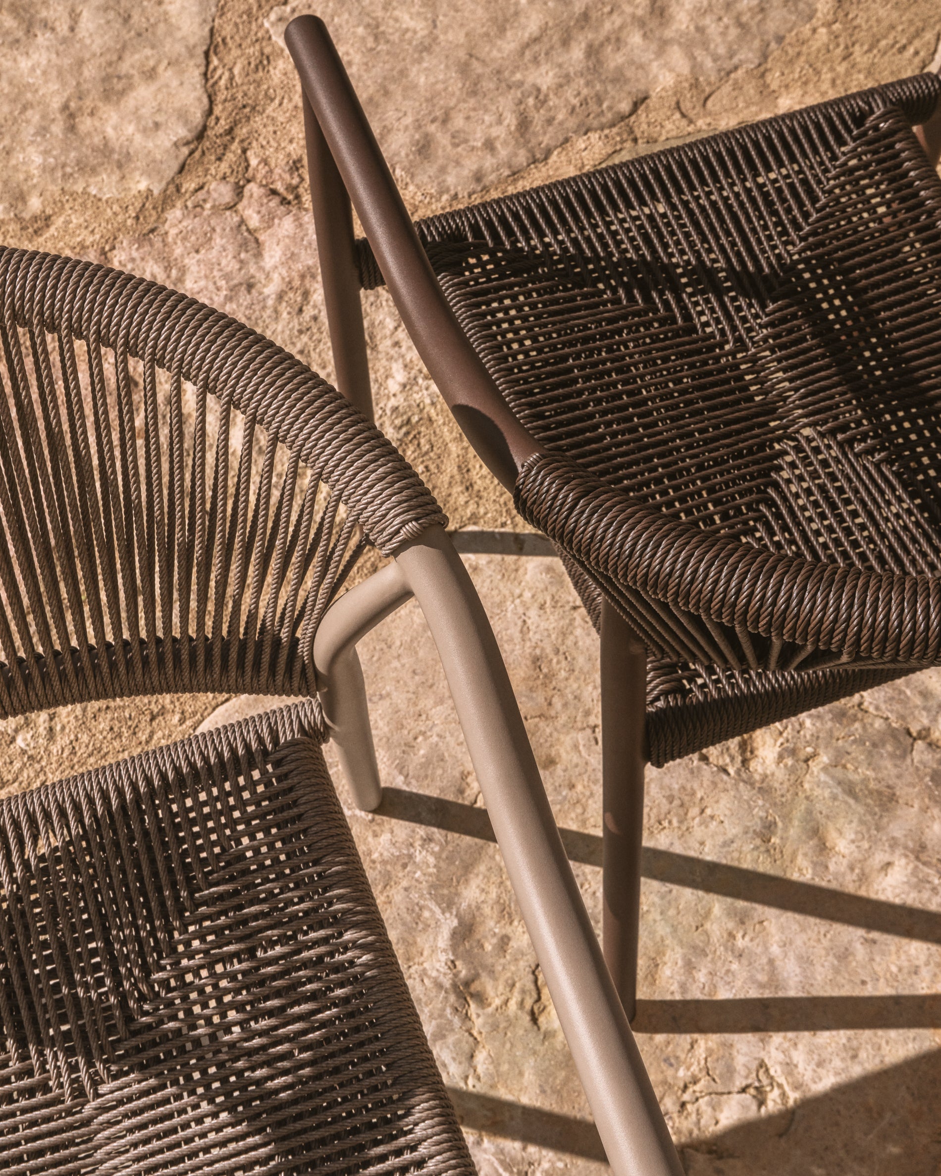 Stapelbarer Outdoor-Stuhl Livadia aus Aluminium in Taupe in Taupe präsentiert im Onlineshop von KAQTU Design AG. Gartenstuhl ist von Kave Home