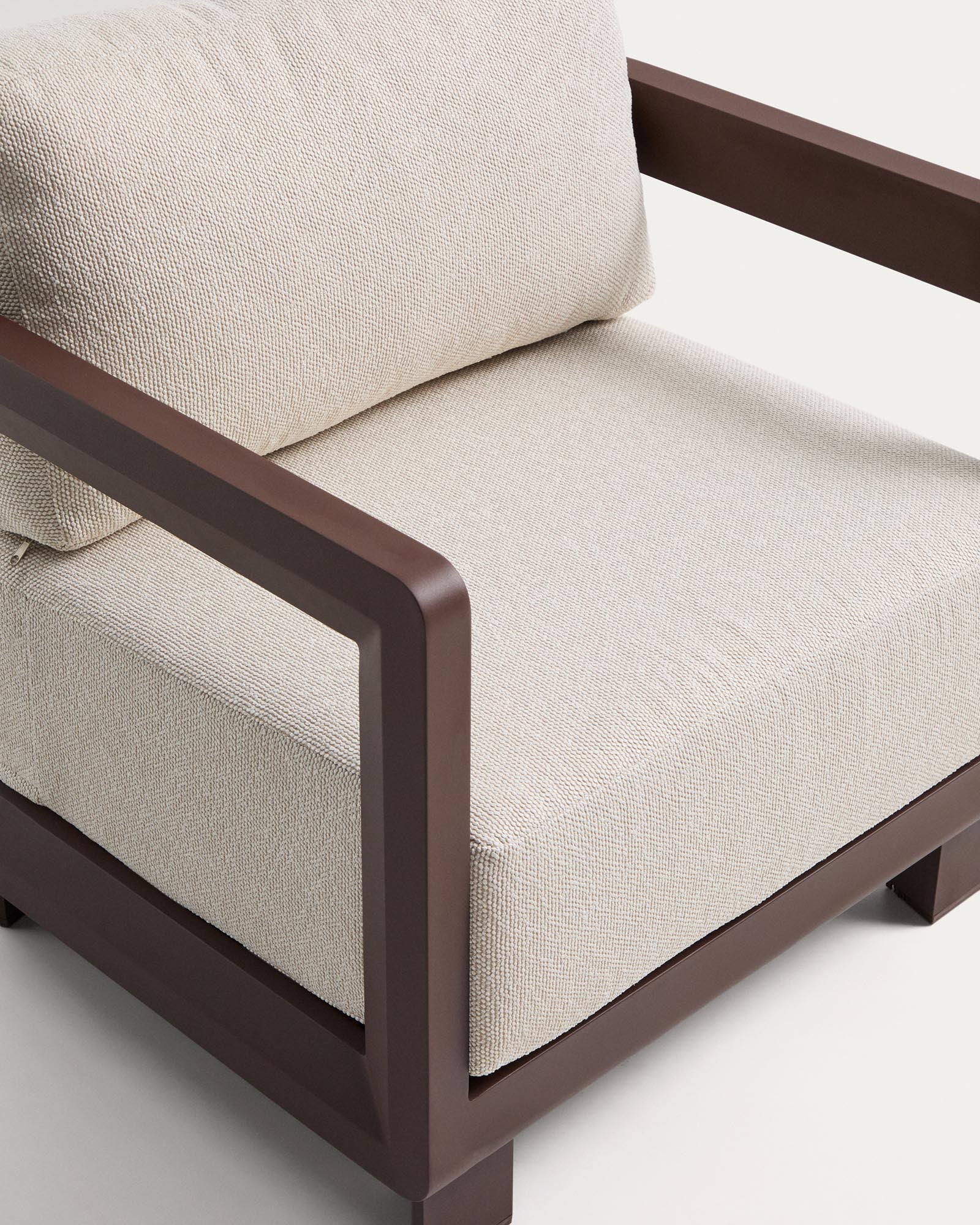 Eleganter brauner Aluminium-Sessel Nerano von Kave Home, ideal für entspannte Stunden im Freien, Garten oder auf der Terrasse.