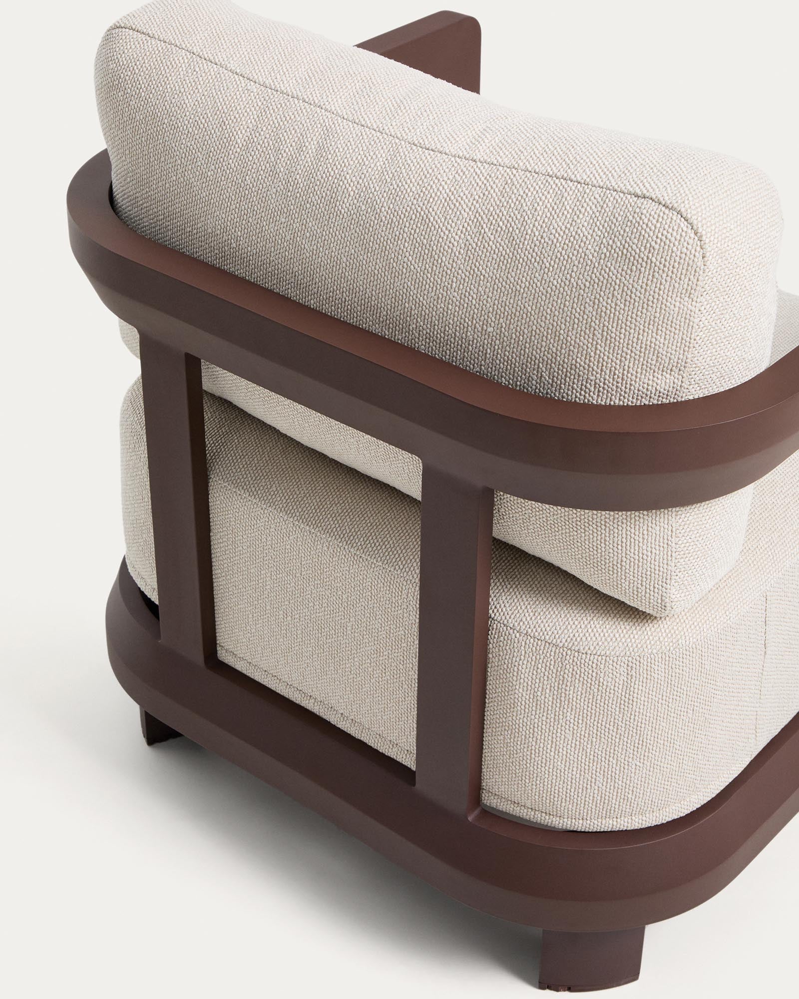 Eleganter brauner Aluminium-Sessel Nerano von Kave Home, ideal für entspannte Stunden im Freien, Garten oder auf der Terrasse.