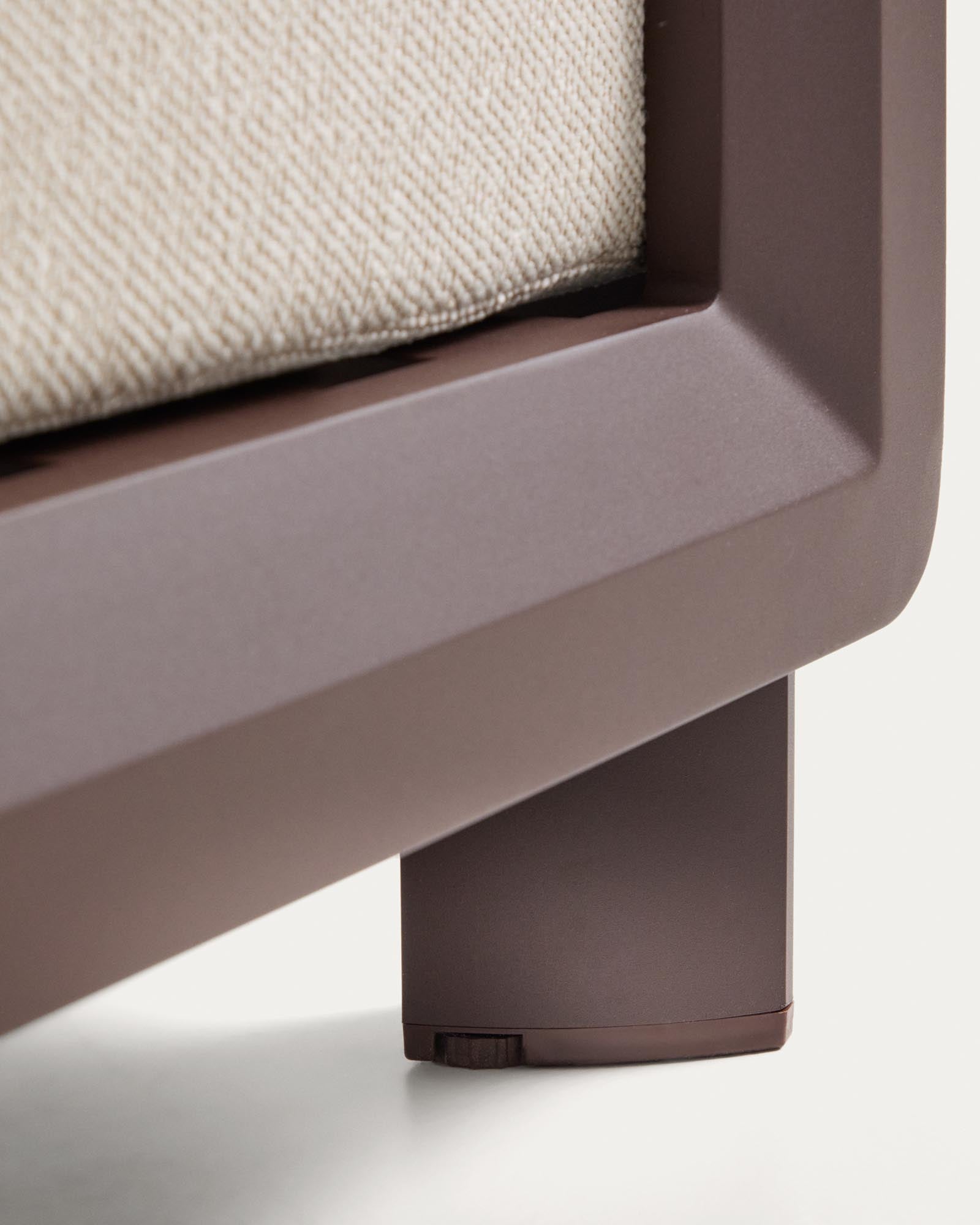 Stylischer Outdoor-Sessel Nerano aus robustem braunem Aluminium, perfekt für gemütliche Momente im Freien, Garten oder auf der Terrasse.
