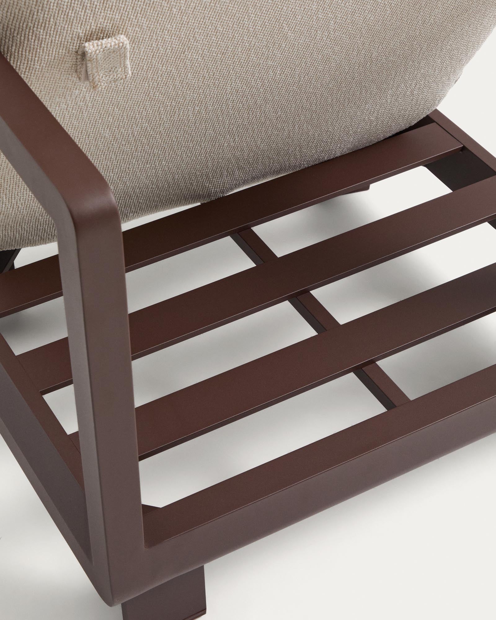 Eleganter brauner Aluminium-Sessel Nerano von Kave Home, ideal für entspannte Stunden im Freien, Garten oder auf der Terrasse.