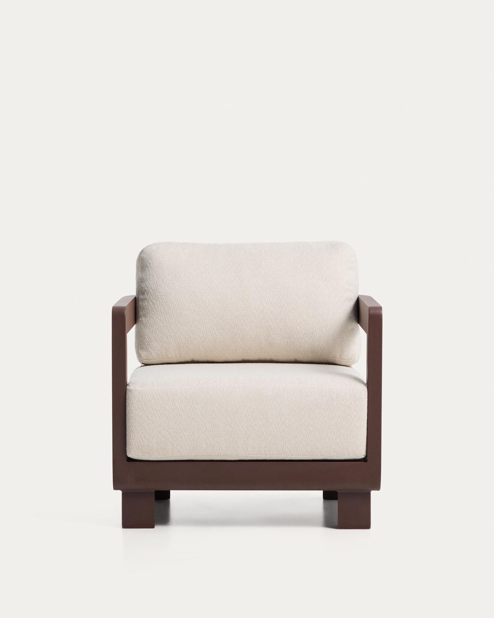 Eleganter brauner Aluminium-Sessel Nerano von Kave Home, ideal für entspannte Stunden im Freien, Garten oder auf der Terrasse.