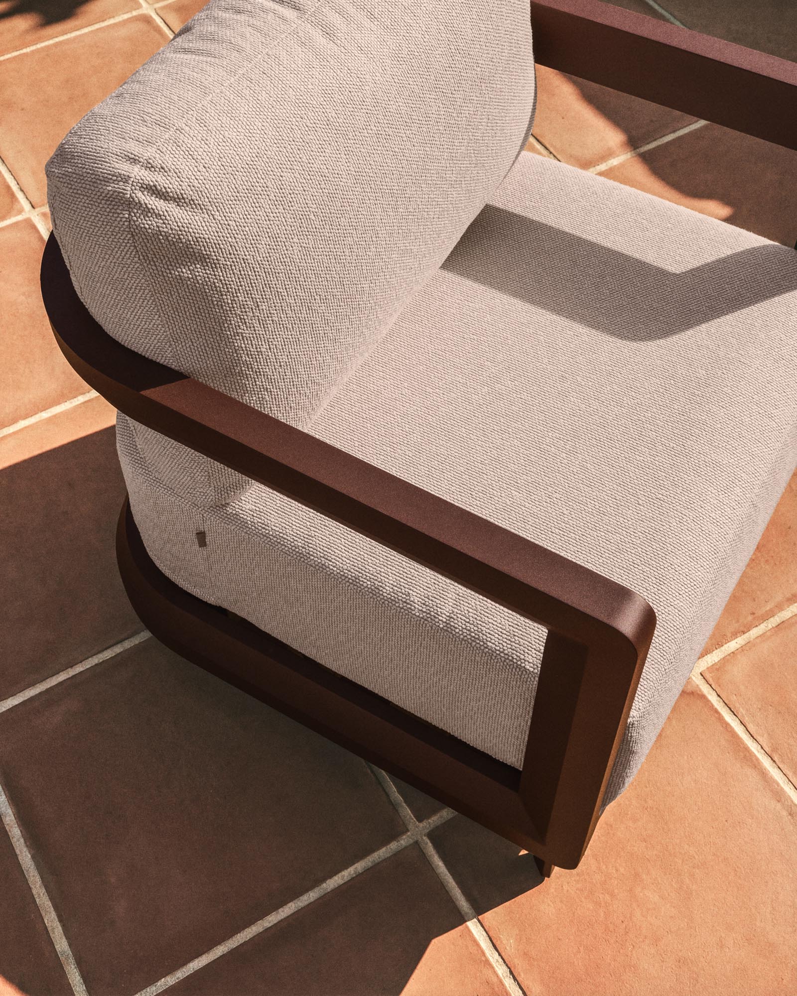 Eleganter Outdoor-Sessel Nerano aus robustem braunem Aluminium, ideal für entspannte Stunden im Freien, von Kave Home.