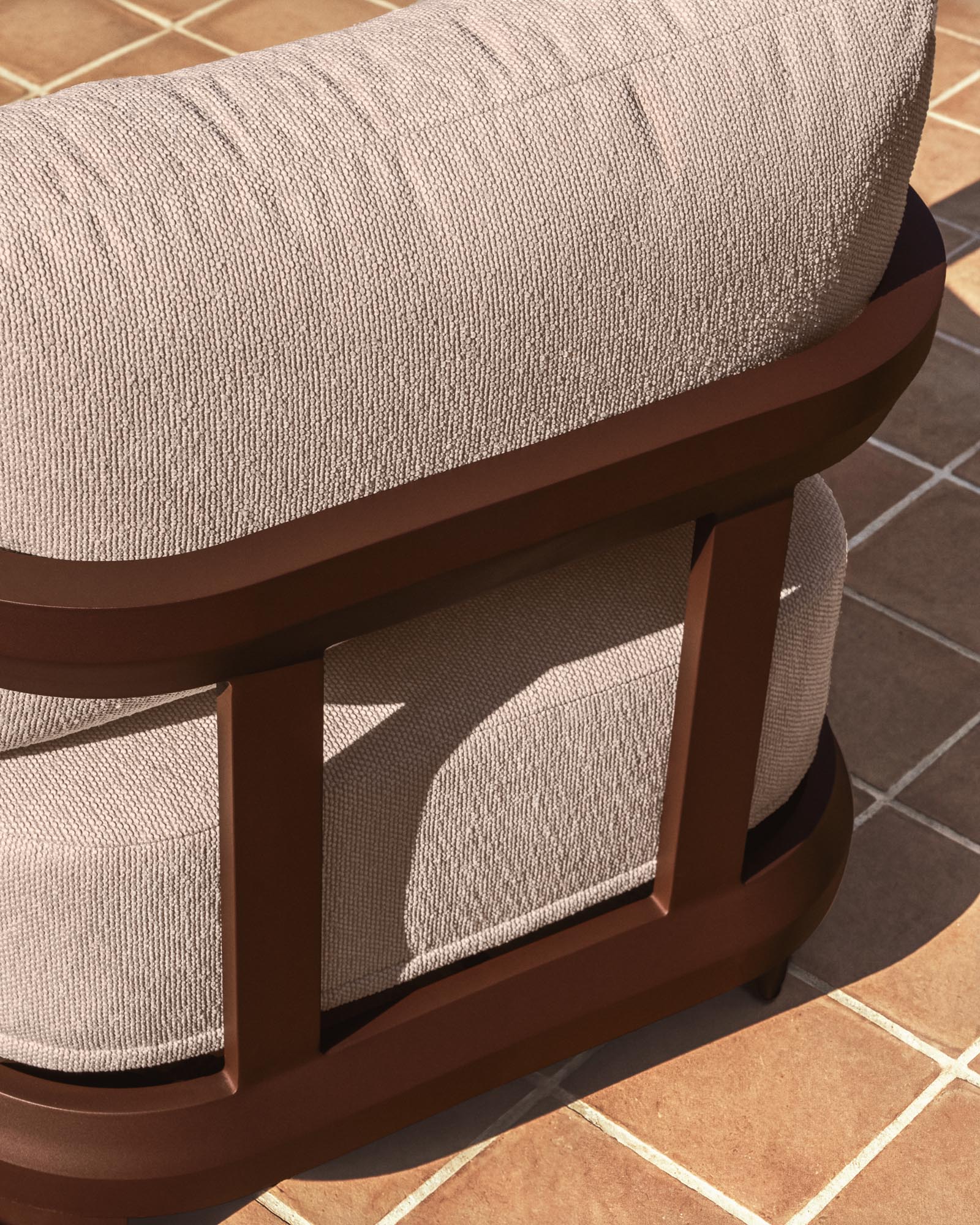 Stylischer und komfortabler Outdoor-Sessel Nerano aus braunem Aluminium, perfekt für Garten und Terrasse, von Kave Home.