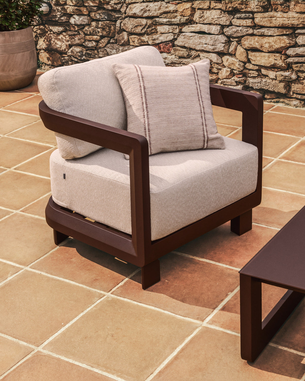 Outdoor-Sessel Nerano aus Aluminium in Braun in Braun, Hellbraun, Beige präsentiert im Onlineshop von KAQTU Design AG. Outdoor-Sessel ist von Kave Home