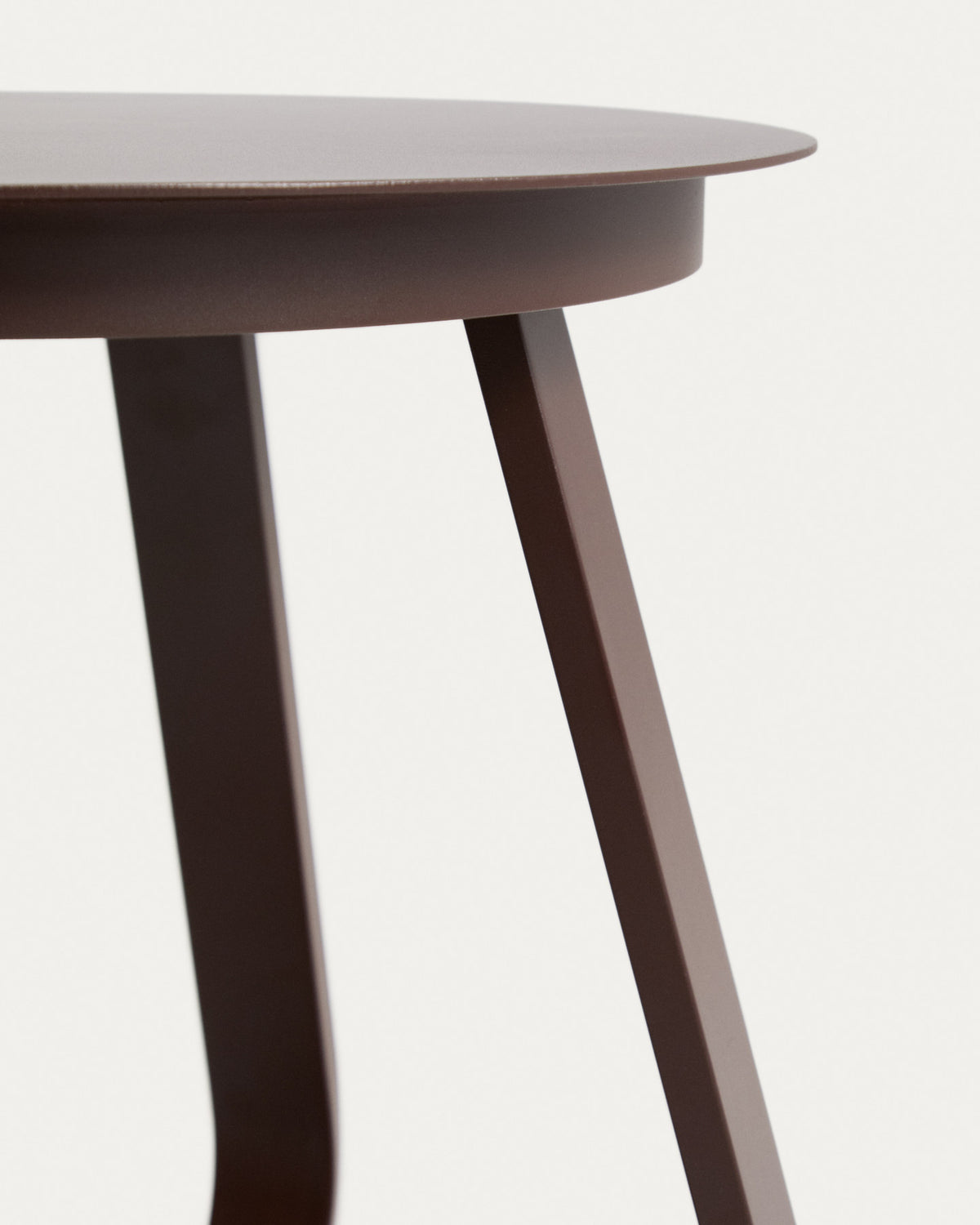 Outdoor Beistelltisch Tamaris aus Aluminium in Braun Ø 48 cm in Braun, Hellbraun, Beige präsentiert im Onlineshop von KAQTU Design AG. Beistelltisch Outdoor ist von Kave Home
