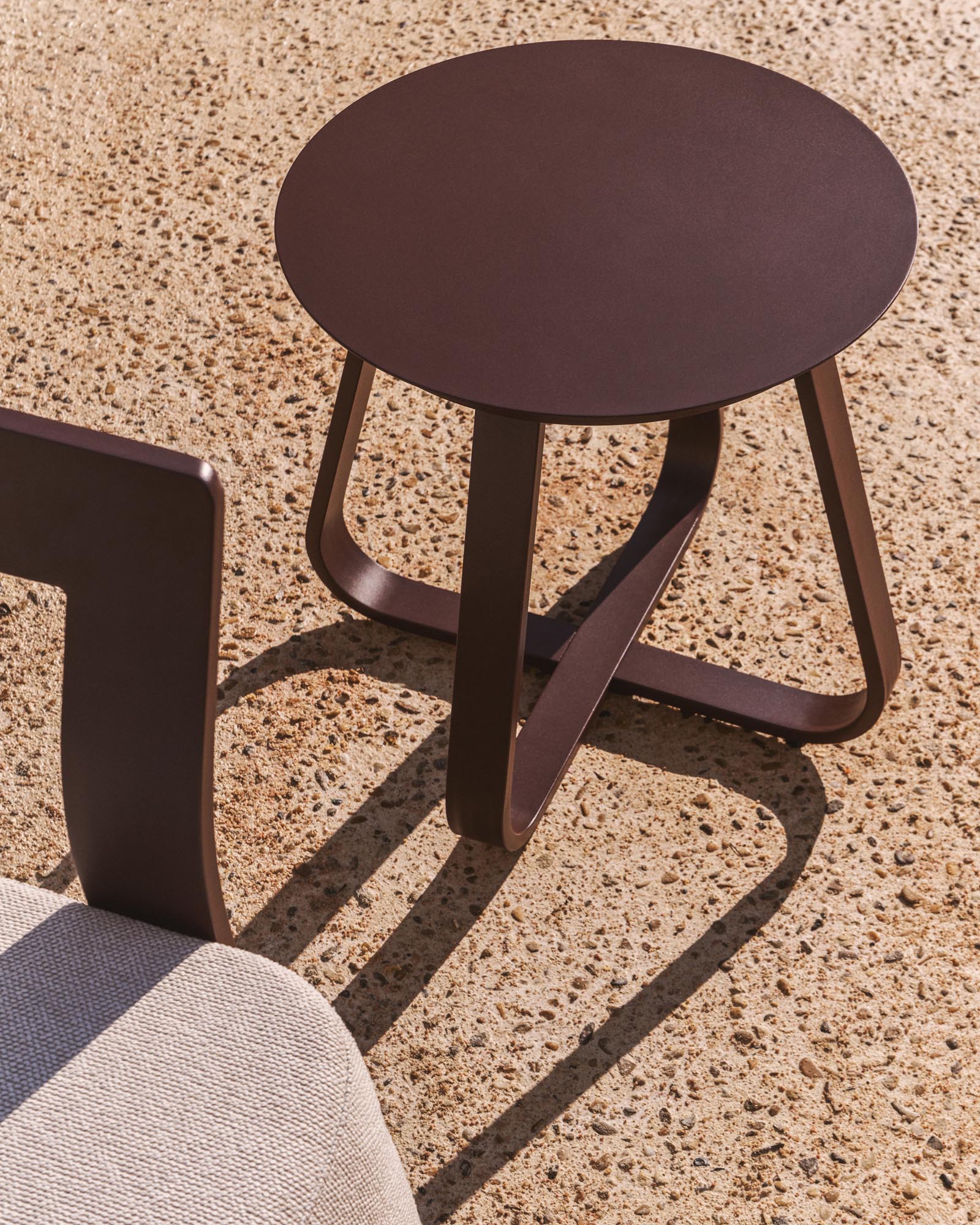 Outdoor Beistelltisch Tamaris aus Aluminium in Braun Ø 48 cm in Braun präsentiert im Onlineshop von KAQTU Design AG. Beistelltisch Outdoor ist von Kave Home