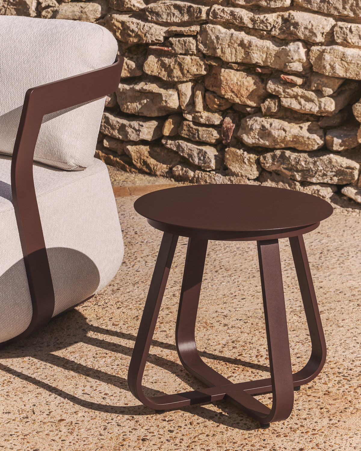 Outdoor Beistelltisch Tamaris aus Aluminium in Braun Ø 48 cm in Braun, Hellbraun, Beige präsentiert im Onlineshop von KAQTU Design AG. Beistelltisch Outdoor ist von Kave Home