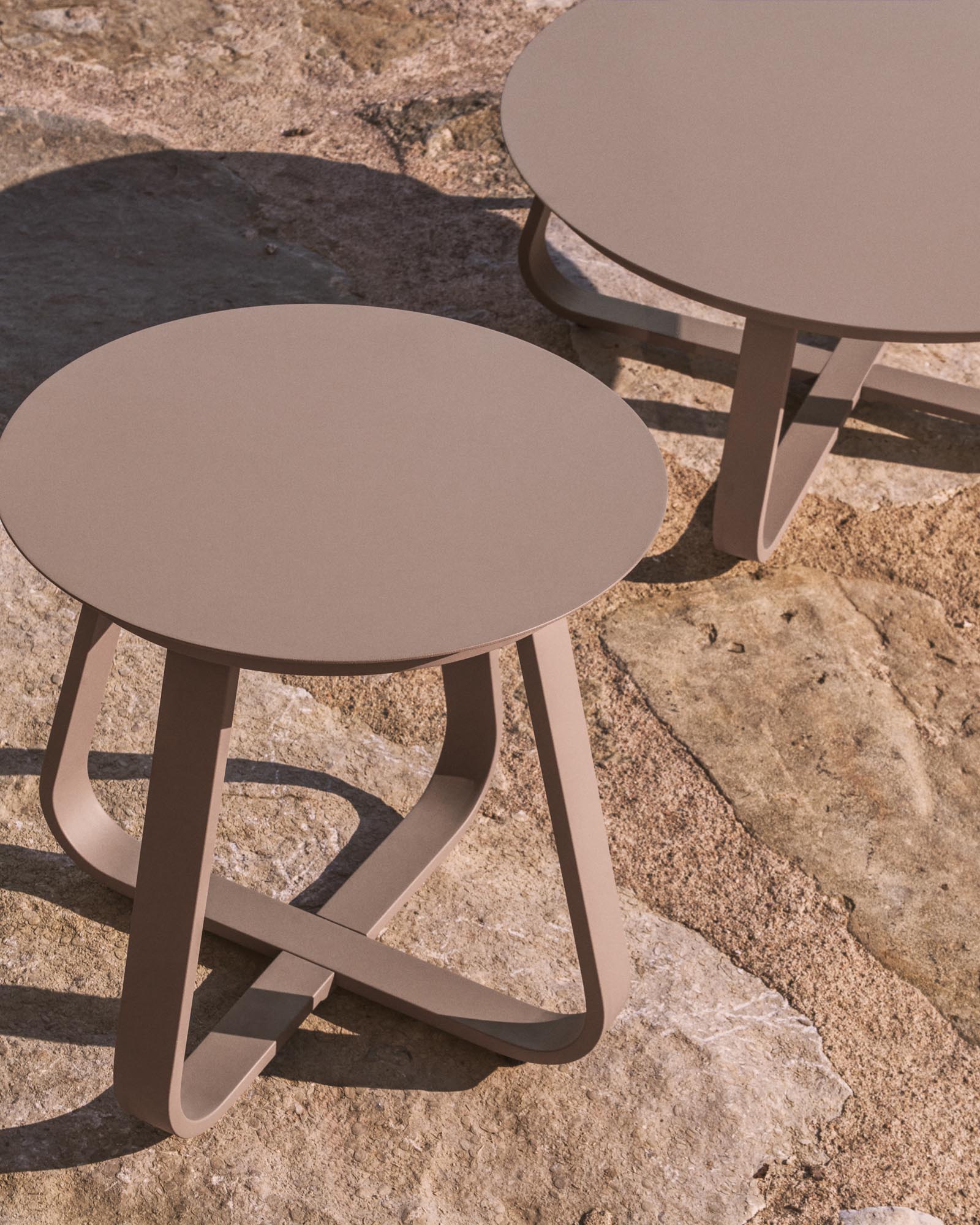 Outdoor Beistelltisch Tamaris aus Aluminium in Taupe Ø 48 cm in Taupe präsentiert im Onlineshop von KAQTU Design AG. Beistelltisch Outdoor ist von Kave Home