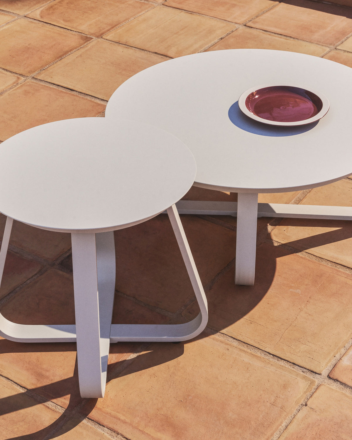 Outdoor Beistelltisch Tamaris aus ecrufarbenem Aluminium Ø 48 cm in Ecru, Beige, Weiss präsentiert im Onlineshop von KAQTU Design AG. Beistelltisch Outdoor ist von Kave Home