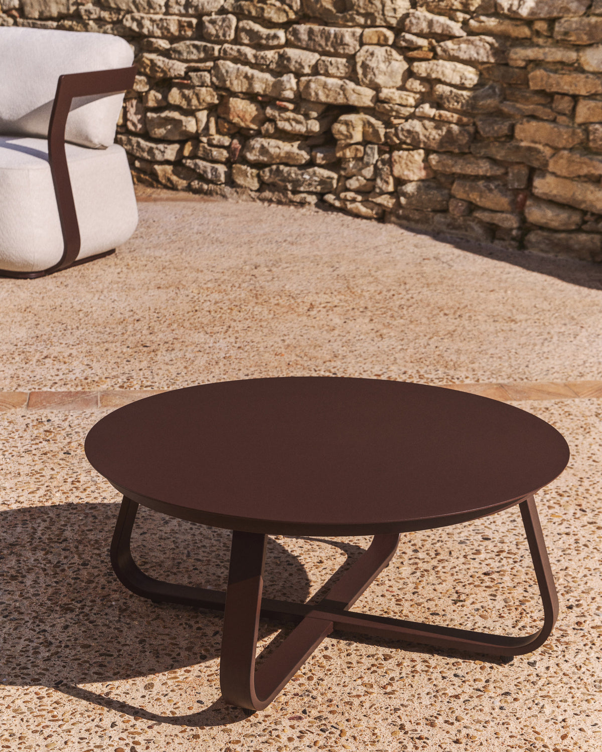 Outdoor Couchtisch Tamaris aus Aluminium in Braun Ø 80 cm in Braun, Hellbraun, Beige präsentiert im Onlineshop von KAQTU Design AG. Loungetisch ist von Kave Home
