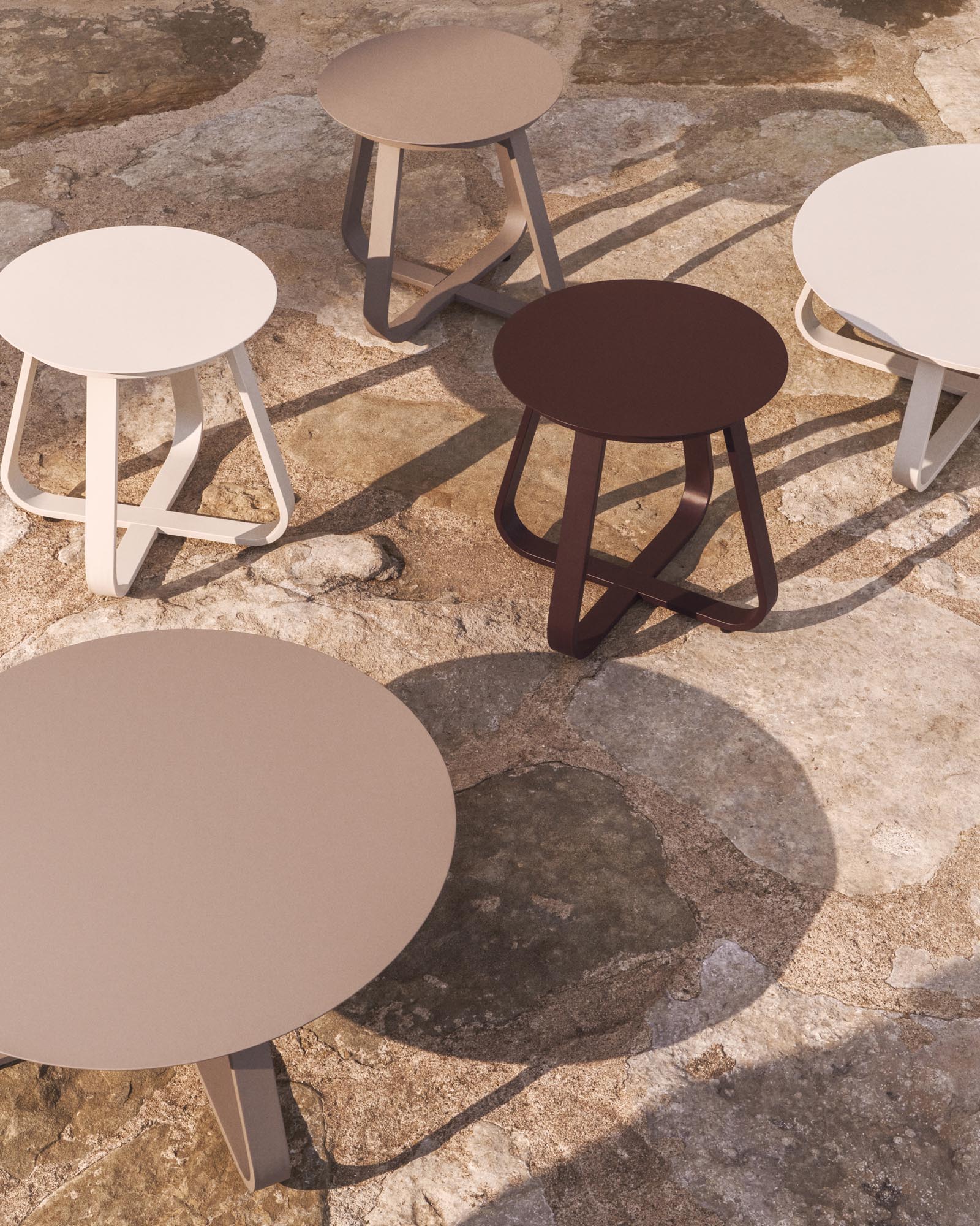 Eleganter Outdoor Couchtisch Tamaris aus taupefarbenem Aluminium mit einem Durchmesser von 80 cm, ideal für entspannte Stunden im Freien.