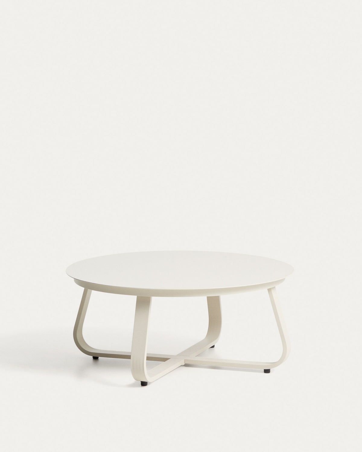 Outdoor Couchtisch Tamaris aus ecrufarbenem Aluminium Ø 80 cm in Ecru, Beige, Weiss präsentiert im Onlineshop von KAQTU Design AG. Loungetisch ist von Kave Home