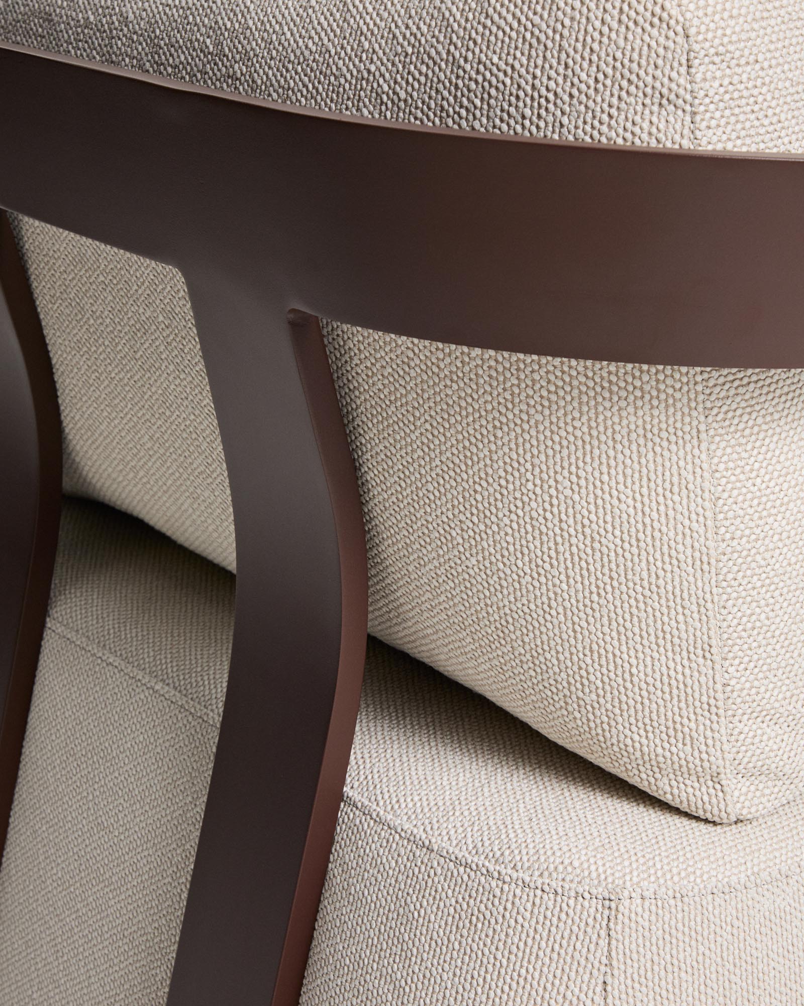 Stylischer Outdoor-Sessel Tamaris aus langlebigem Aluminium in einem ansprechenden Braunton, perfekt für gemütliche Momente im Freien.