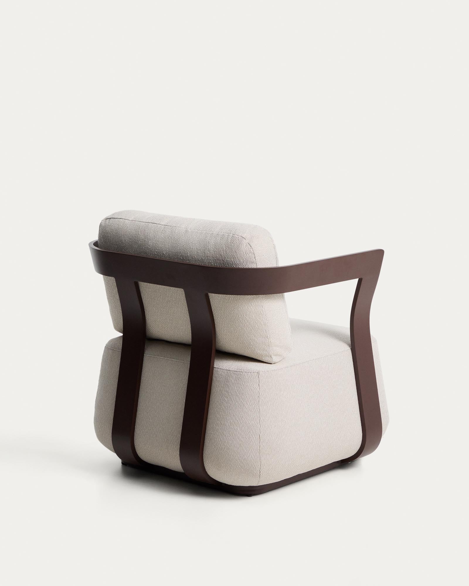 Eleganter Outdoor-Sessel Tamaris aus robustem Aluminium in warmem Braun, ideal für entspannte Stunden im Garten oder auf der Terrasse.
