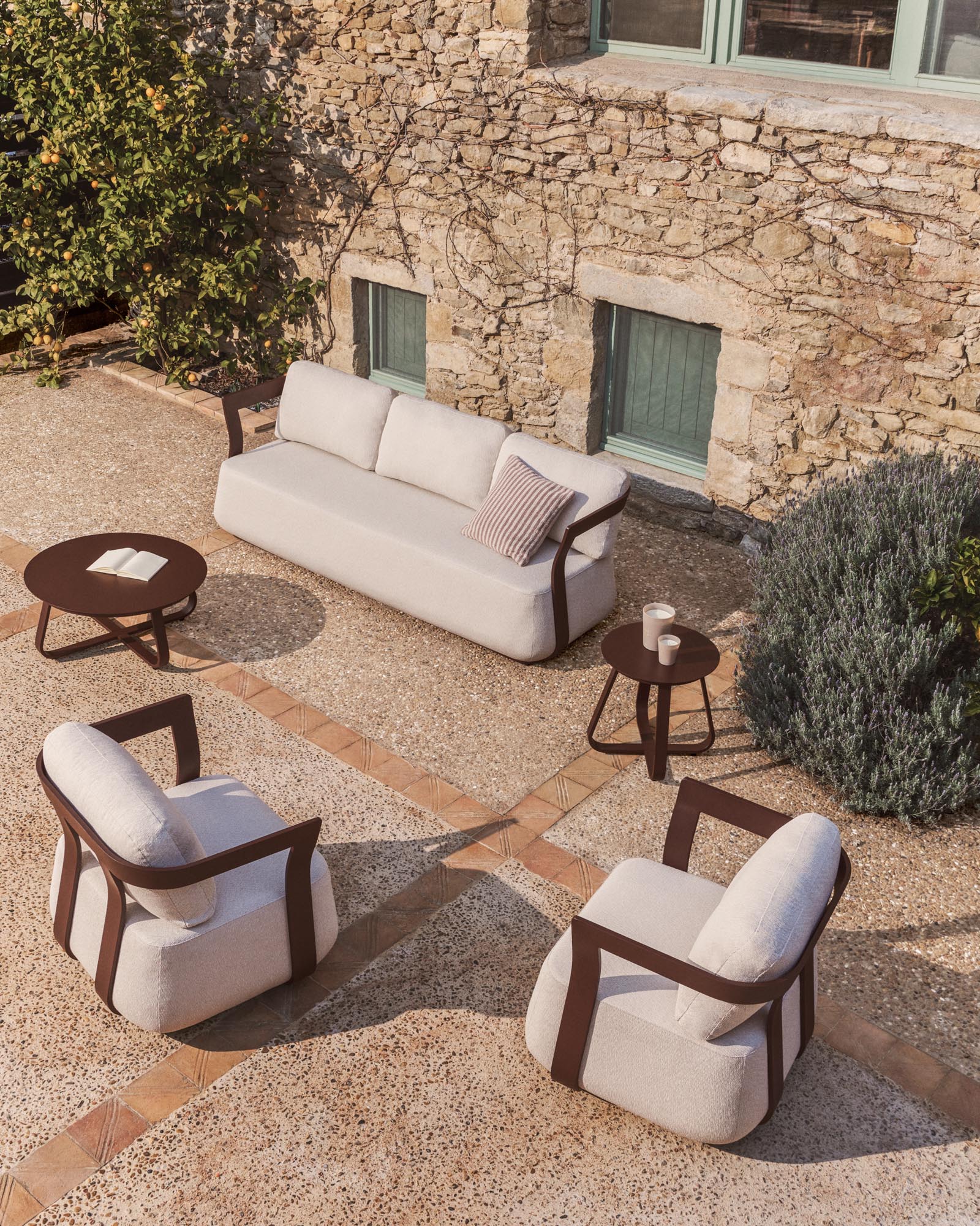 Eleganter Outdoor-Sessel Tamaris aus robustem Aluminium in warmem Braun, ideal für entspannte Stunden im Garten oder auf der Terrasse.