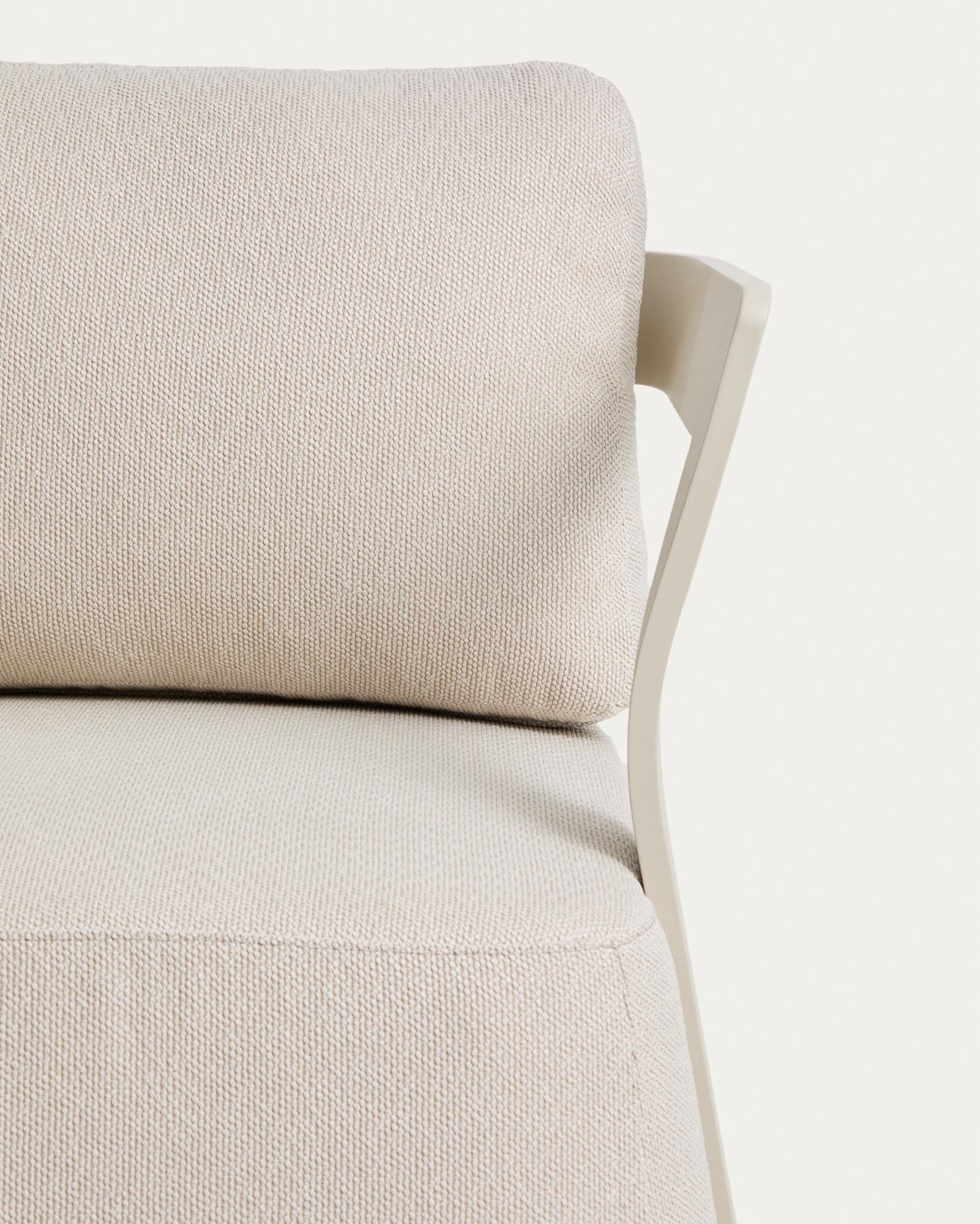 Eleganter Outdoor-Sessel Tamaris aus ecrufarbenem Aluminium, ideal für gemütliche Momente im Freien und geschmackvolle Gartengestaltung.